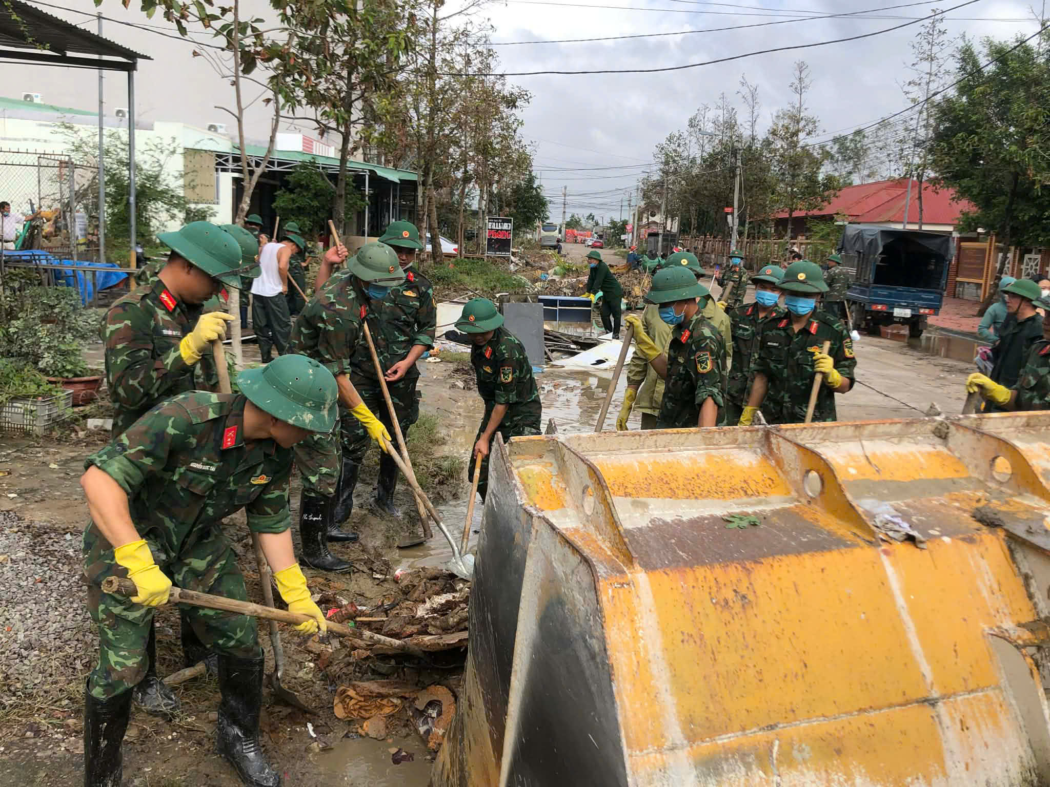 Những "người hùng" thầm lặng ở vùng lũ Đắk Lắk được khen thưởng đột xuất- Ảnh 12.