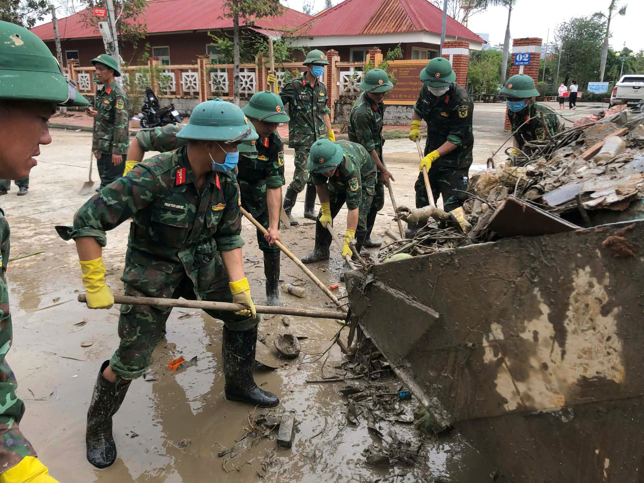 Những "người hùng" thầm lặng ở vùng lũ Đắk Lắk được khen thưởng đột xuất- Ảnh 10.