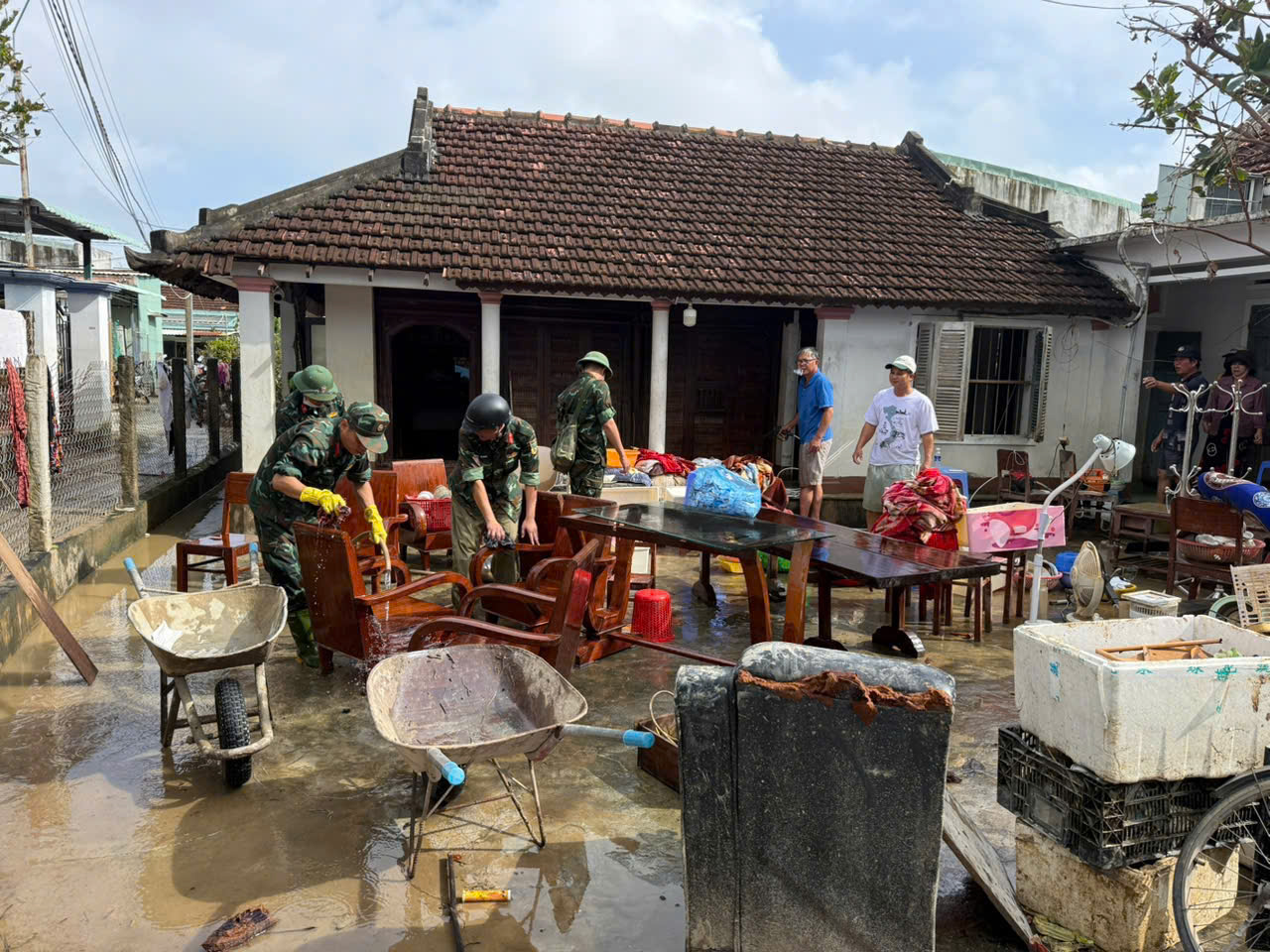 Những "người hùng" thầm lặng ở vùng lũ Đắk Lắk được khen thưởng đột xuất- Ảnh 11.