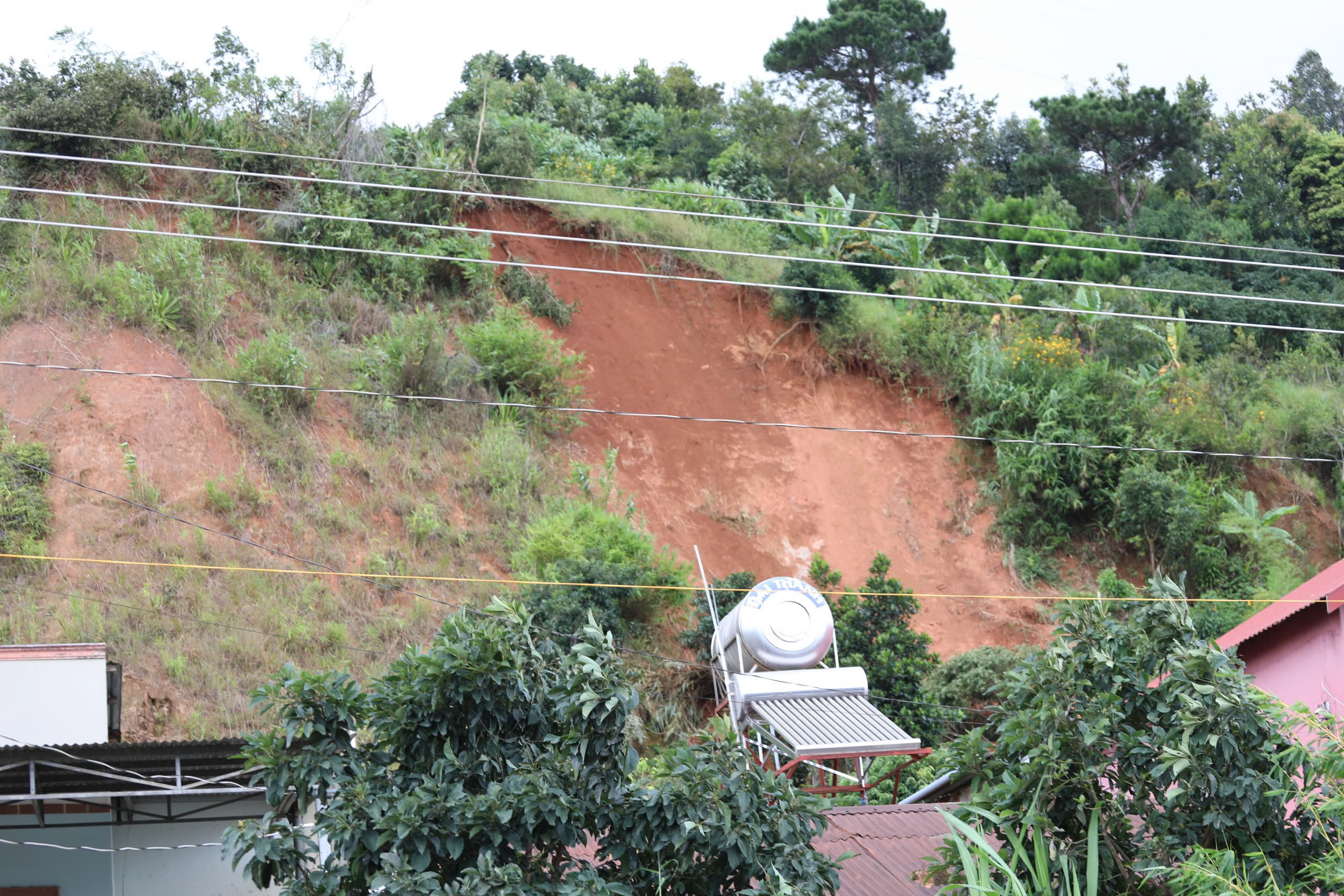 Lâm Đồng tiếp tục di dời hàng chục hộ dân vùng sạt lở D'ran đến nơi an toàn- Ảnh 3.