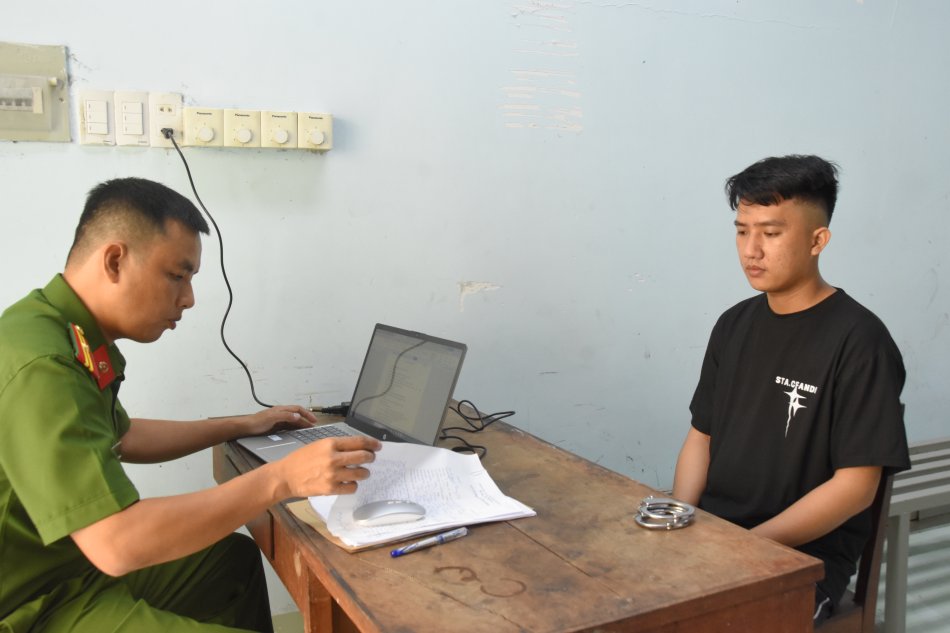 Bắt đối tượng cướp tiệm vàng do đầu tư tiền “ảo” lỗ và thua game cờ bạc online - Ảnh 1.