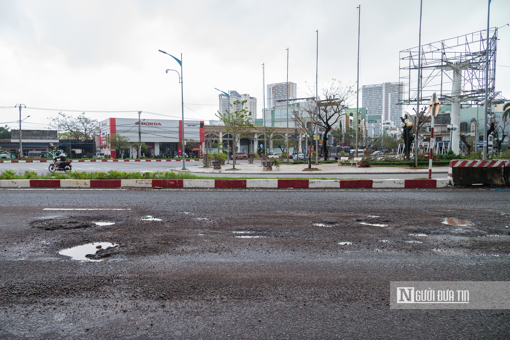 Xuất hiện hàng loạt ổ gà, ổ voi "bẫy" người dân trên tuyến huyết mạch qua Quy Nhơn- Ảnh 2.