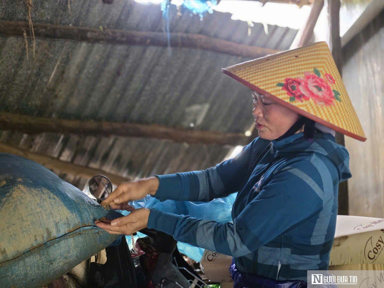 Ký ức lũ dâng chạm mái, nhiều hộ dân phải phá nóc nhà để thoát thân- Ảnh 3.