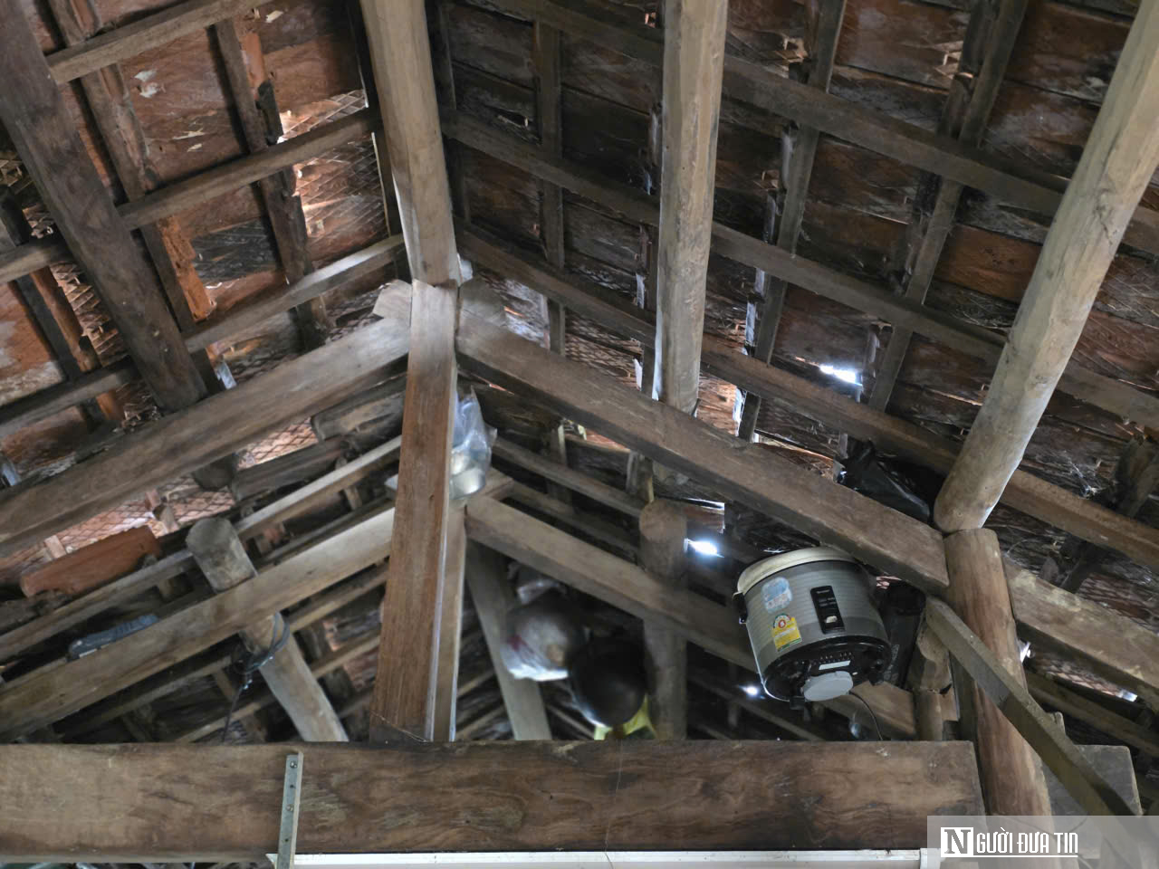 Ký ức lũ dâng chạm mái, nhiều hộ dân phải phá nóc nhà để thoát thân- Ảnh 4.