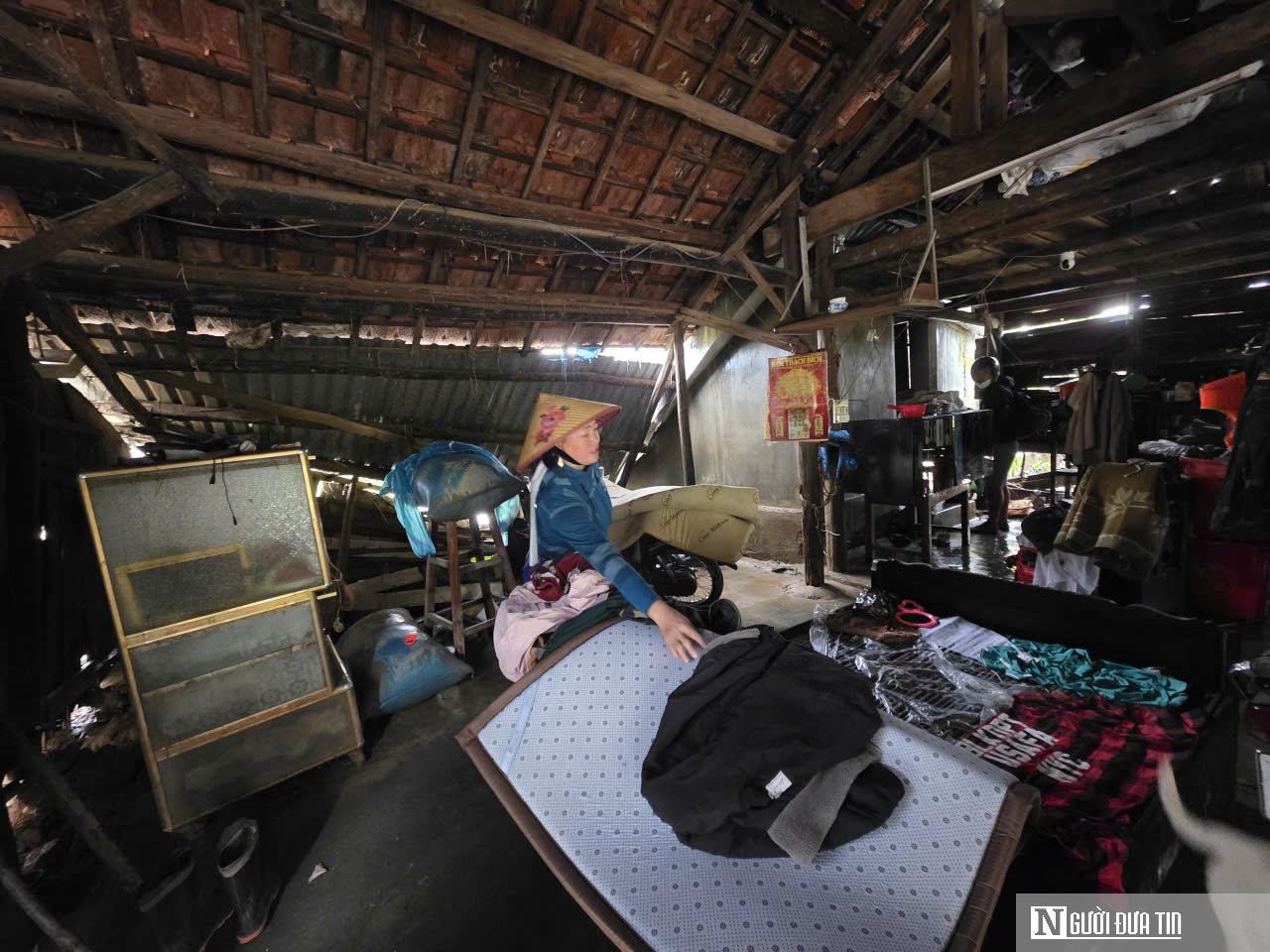 Ký ức lũ dâng chạm mái, nhiều hộ dân phải phá nóc nhà để thoát thân- Ảnh 5.