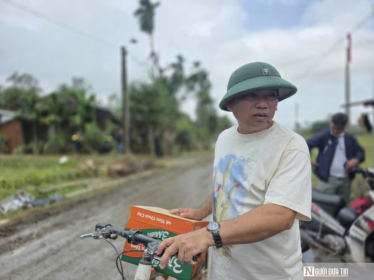 Ký ức lũ dâng chạm mái, nhiều hộ dân phải phá nóc nhà để thoát thân- Ảnh 6.