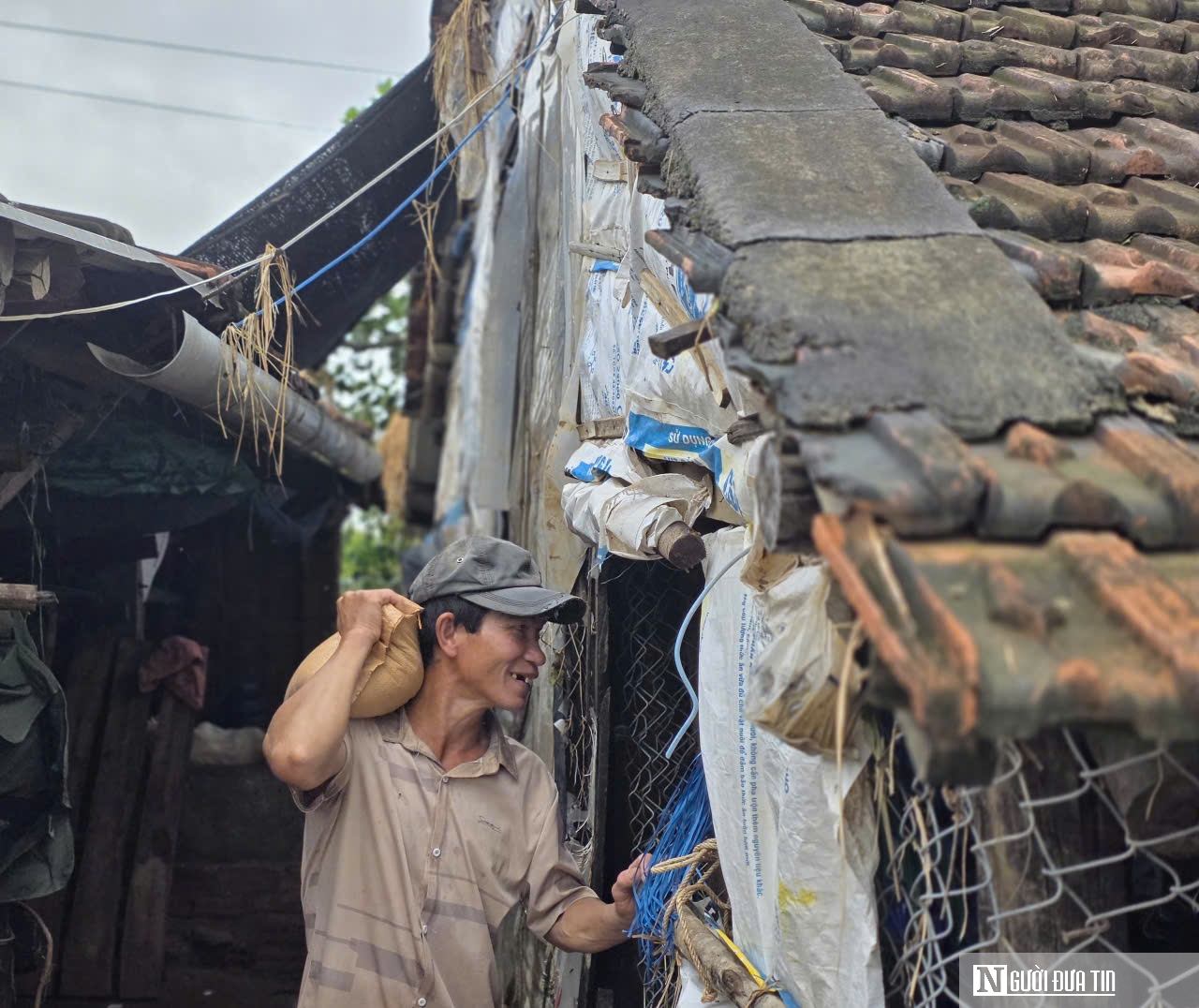Ký ức lũ dâng chạm mái, nhiều hộ dân phải phá nóc nhà để thoát thân- Ảnh 7.