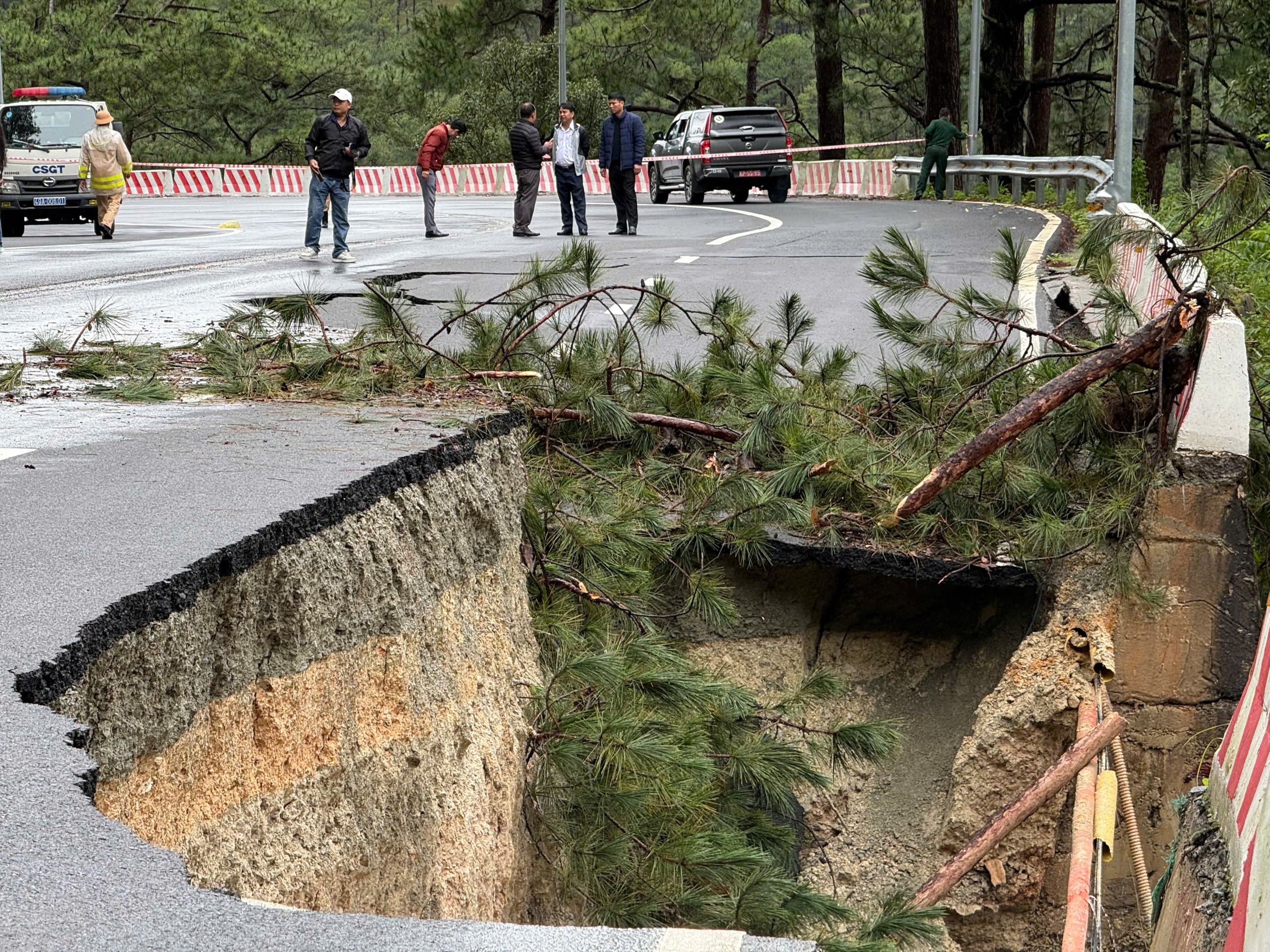Lâm Đồng cần hơn 361 tỷ đồng xử lý hư hỏng hạ tầng giao thông sau mưa lũ- Ảnh 2.