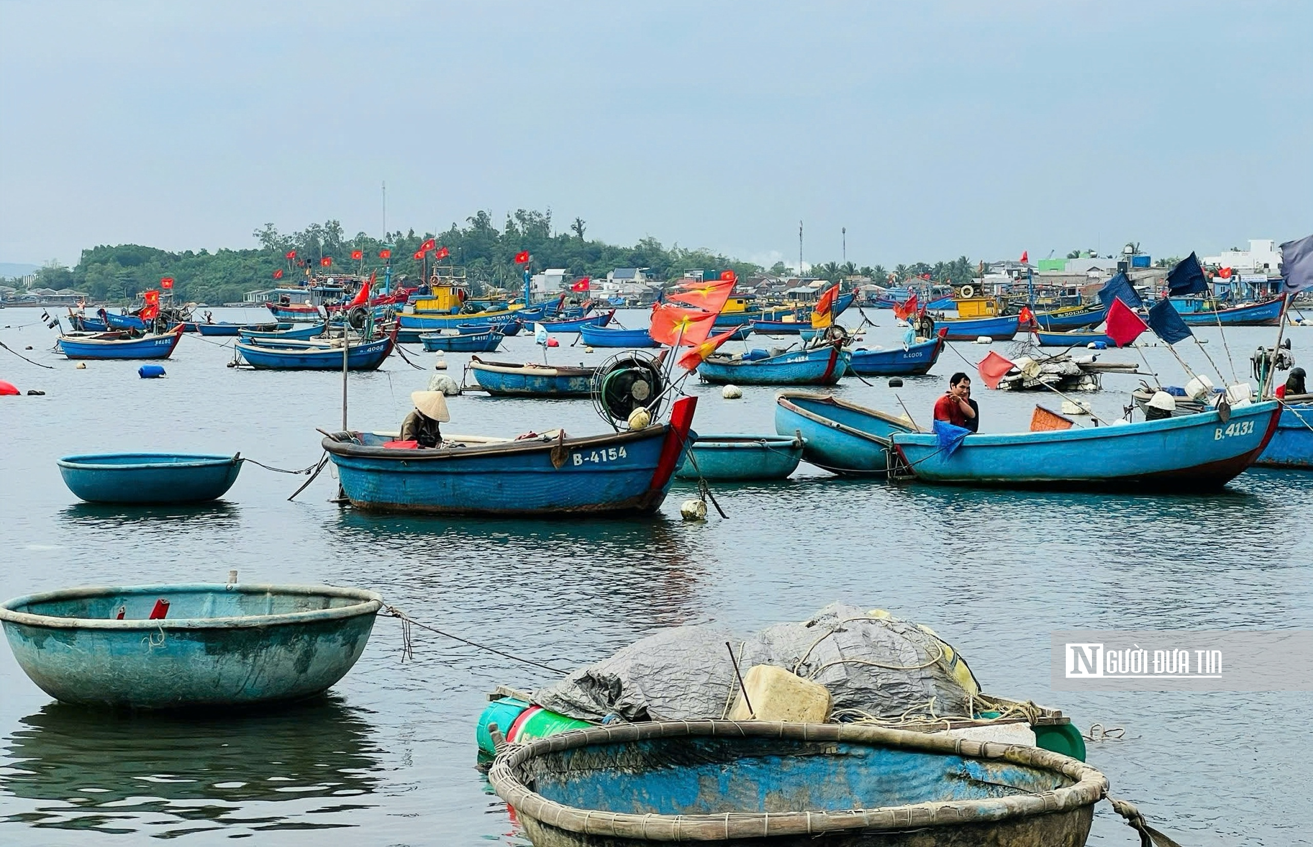 Mưu sinh trên thúng nhỏ: Lời kể của những người "làm ăn trên bọt nước" ở Sơn Trà- Ảnh 1.