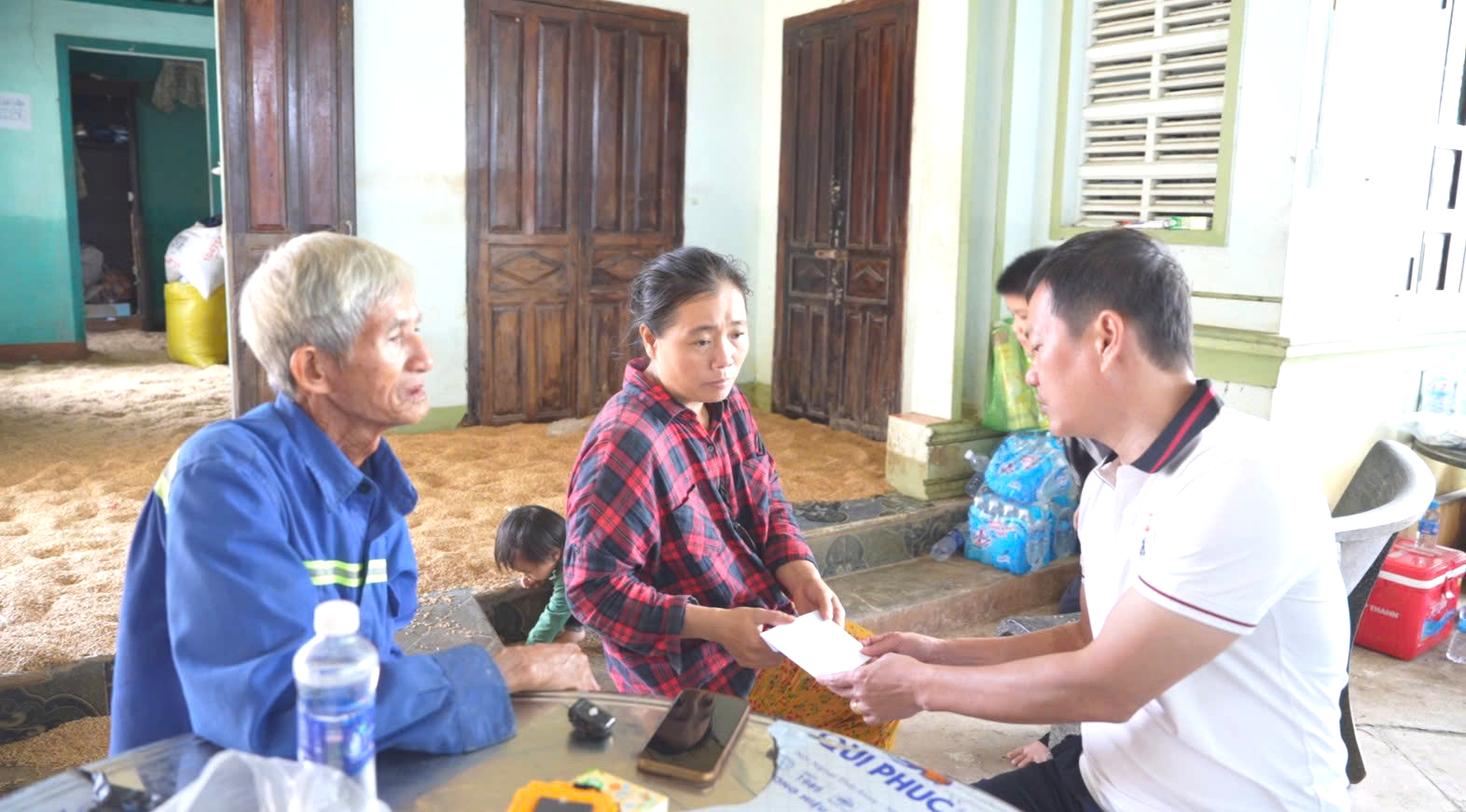 Tạp chí Đời sống và Pháp luật hỗ trợ các hộ có người tử vong, mất nhà do bão lũ tại Gia Lai, Đắk Lắk- Ảnh 2. Tạp chí Đời sống và Pháp luật hỗ trợ các hộ có người tử vong, mất nhà do bão lũ tại Gia Lai, Đắk Lắk- Ảnh 2.