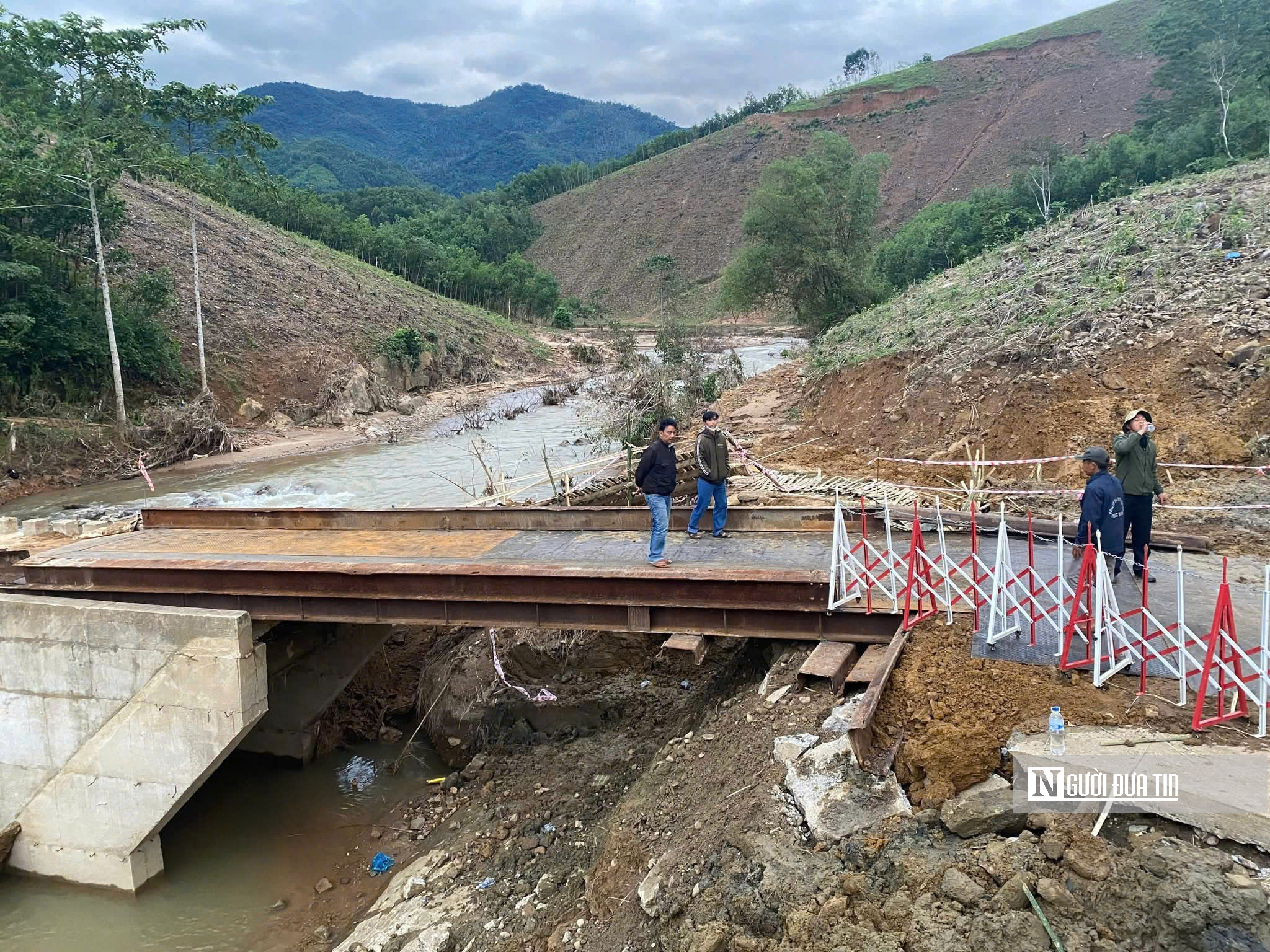 Mưa lũ phá hỏng hạ tầng Quảng Ngãi, cầu sập thác đổ, chính quyền dựng cầu tạm cứu dân- Ảnh 2. Mưa lũ phá hỏng hạ tầng Quảng Ngãi, cầu sập thác đổ, chính quyền dựng cầu tạm cứu dân- Ảnh 2.