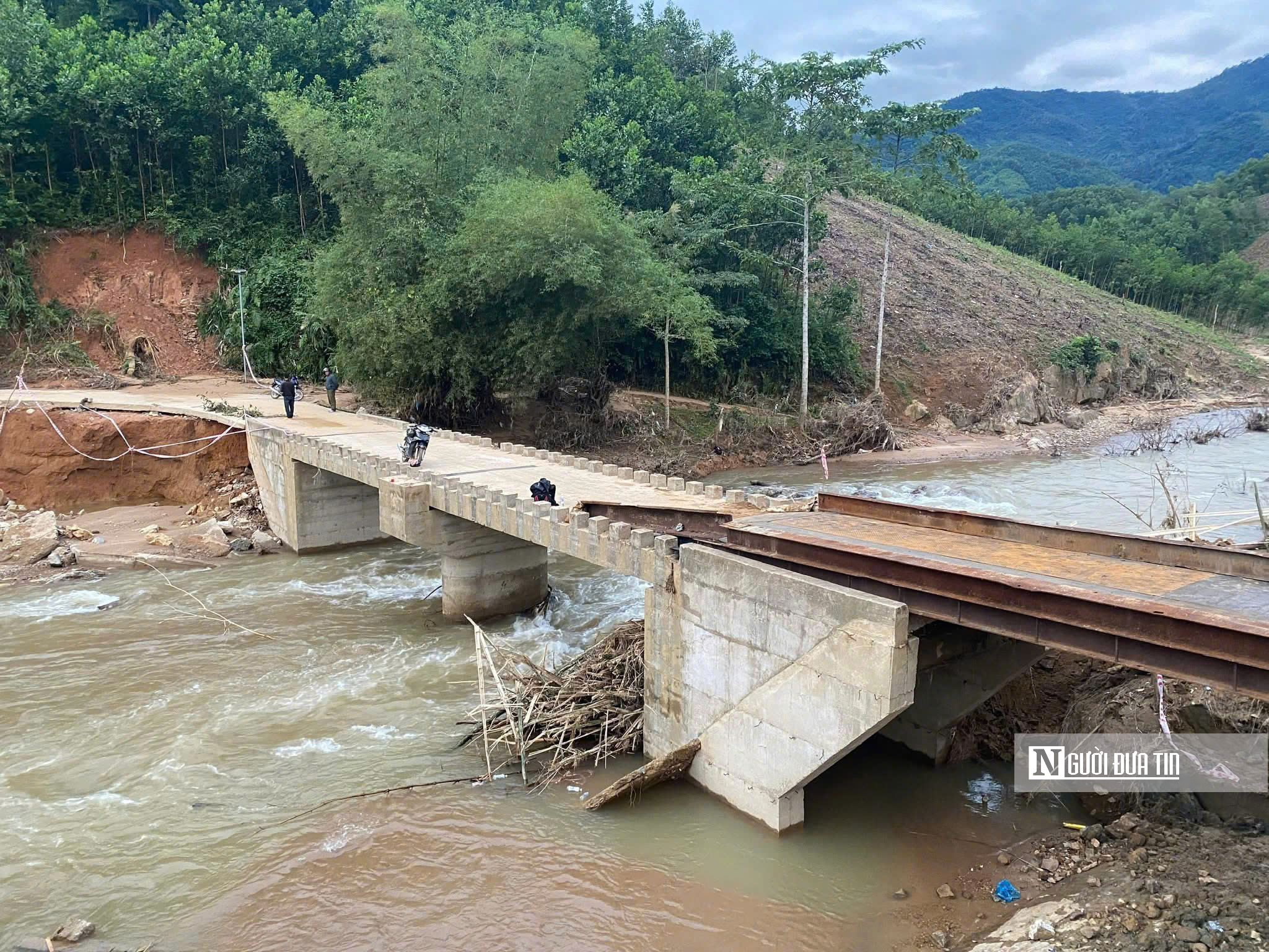 Mưa lũ phá hỏng hạ tầng Quảng Ngãi, cầu sập thác đổ, chính quyền dựng cầu tạm cứu dân- Ảnh 1. Mưa lũ phá hỏng hạ tầng Quảng Ngãi, cầu sập thác đổ, chính quyền dựng cầu tạm cứu dân- Ảnh 1.