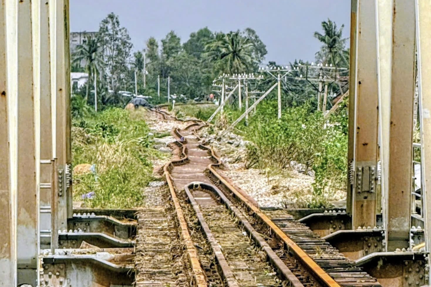 Dự kiến thông tuyến đường sắt Bắc – Nam sau 8 ngày gián đoạn do mưa lũ miền Trung- Ảnh 1.