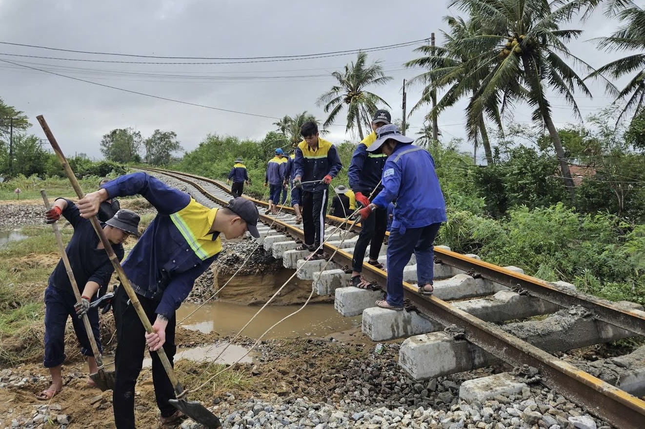 Dự kiến thông tuyến đường sắt Bắc – Nam sau 8 ngày gián đoạn do mưa lũ miền Trung- Ảnh 3.