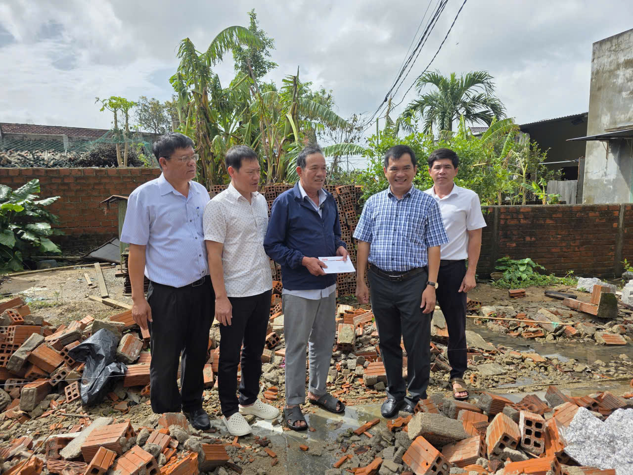 Tạp chí Đời sống và Pháp luật hỗ trợ các hộ có người tử vong, mất nhà do bão lũ tại Gia Lai, Đắk Lắk- Ảnh 10. Tạp chí Đời sống và Pháp luật hỗ trợ các hộ có người tử vong, mất nhà do bão lũ tại Gia Lai, Đắk Lắk- Ảnh 10.