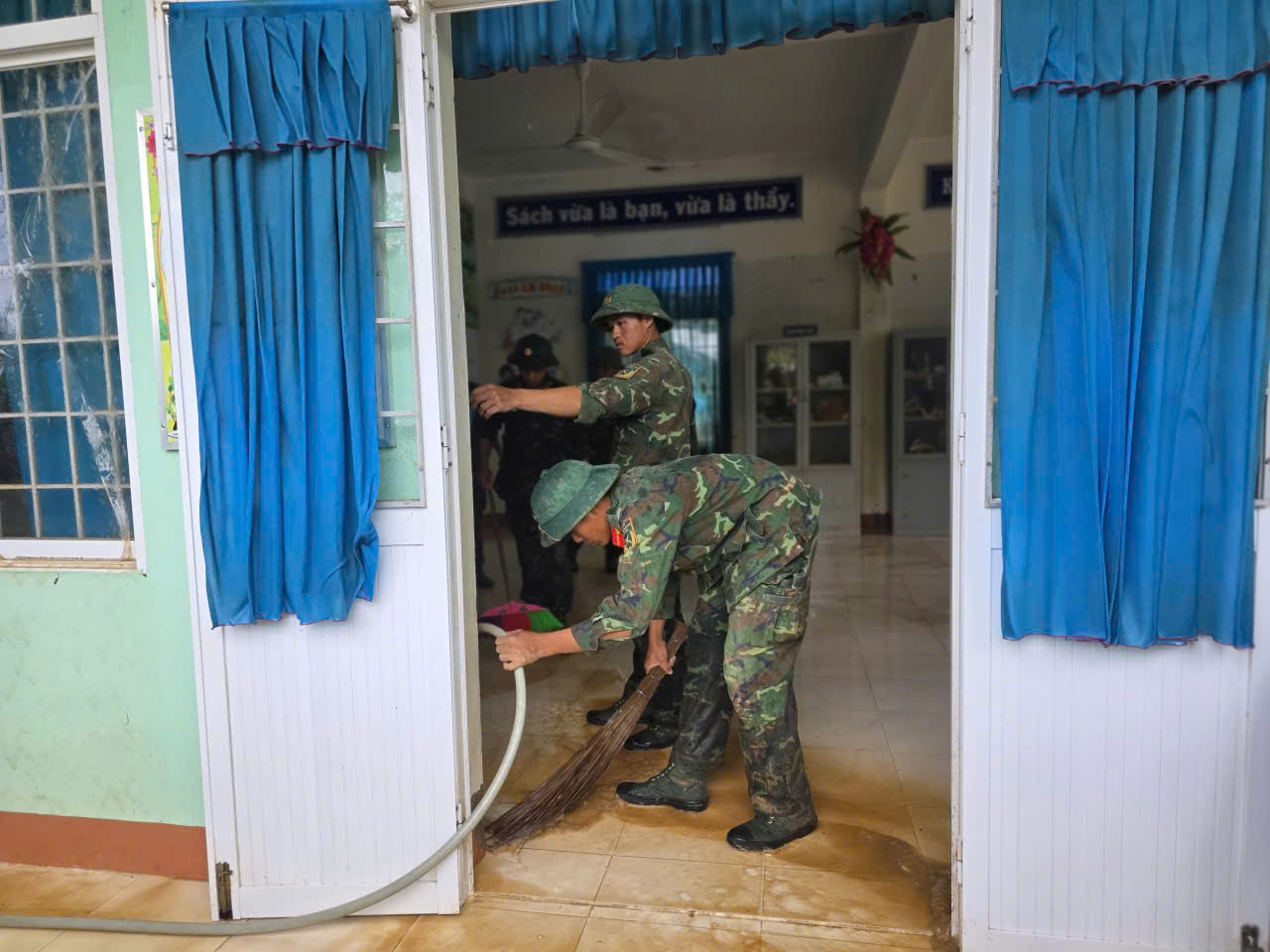 Giáo viên chạy lũ trong đêm và cuộc trở lại lớp học ở rốn lũ Hòa Thịnh- Ảnh 6.