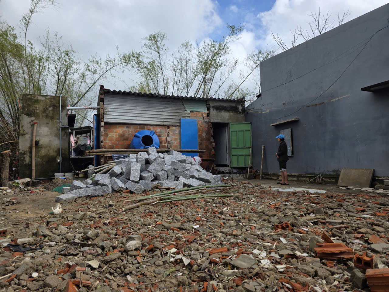 Tạp chí Đời sống và Pháp luật hỗ trợ các hộ có người tử vong, mất nhà do bão lũ tại Gia Lai, Đắk Lắk- Ảnh 6. Tạp chí Đời sống và Pháp luật hỗ trợ các hộ có người tử vong, mất nhà do bão lũ tại Gia Lai, Đắk Lắk- Ảnh 6.