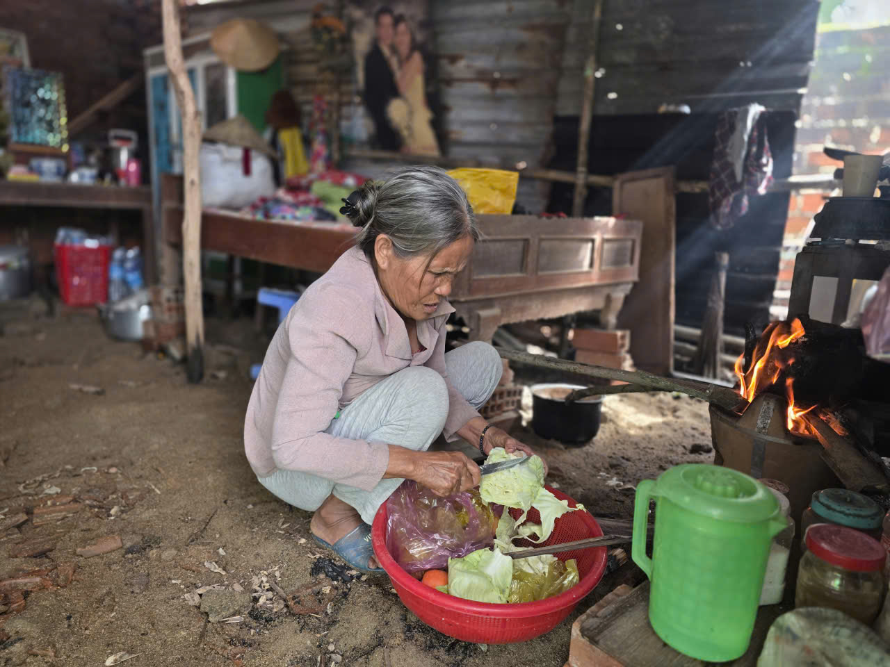 Tạp chí Đời sống và Pháp luật hỗ trợ các hộ có người tử vong, mất nhà do bão lũ tại Gia Lai, Đắk Lắk- Ảnh 7. Tạp chí Đời sống và Pháp luật hỗ trợ các hộ có người tử vong, mất nhà do bão lũ tại Gia Lai, Đắk Lắk- Ảnh 7.