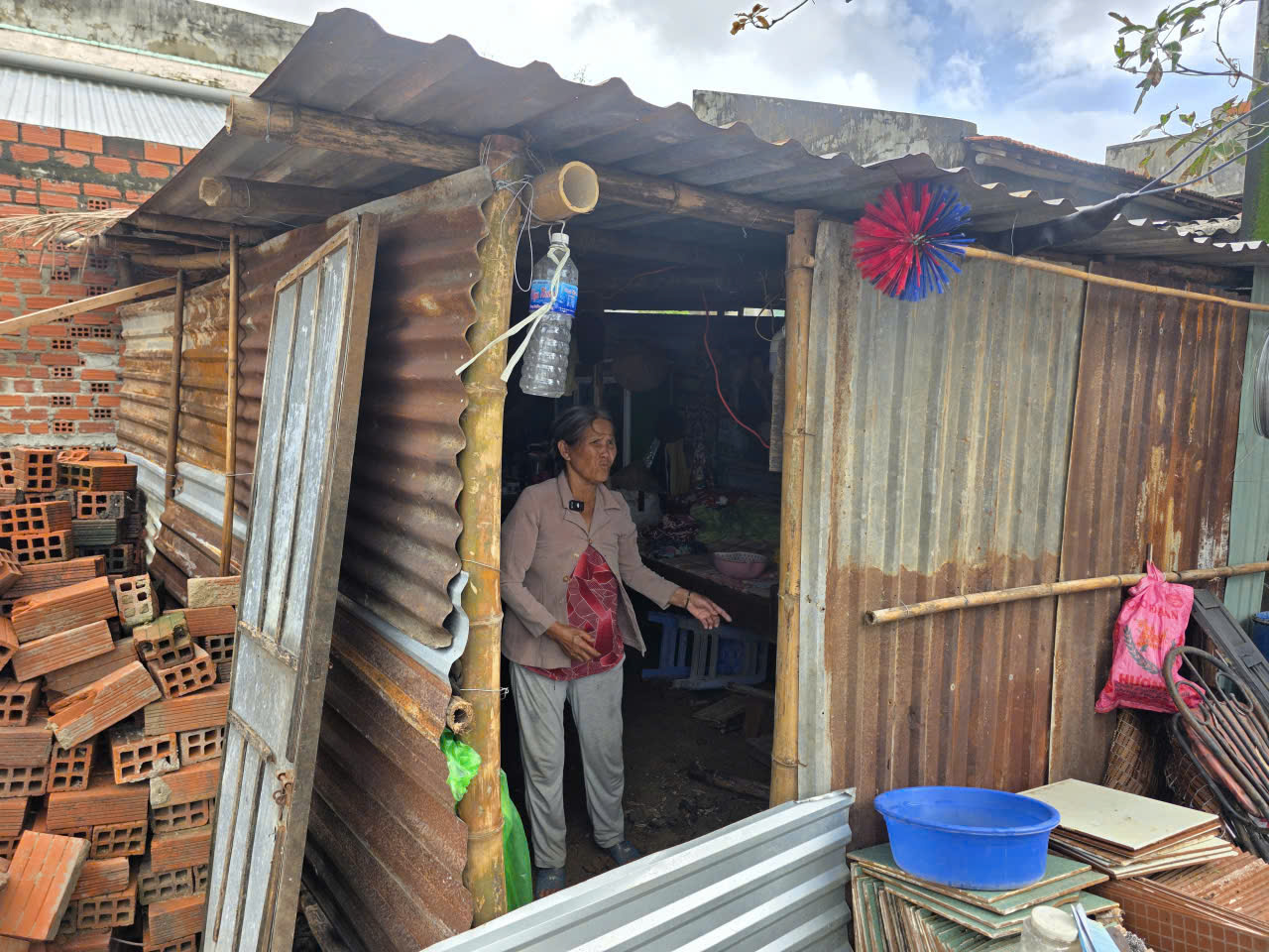 Tạp chí Đời sống và Pháp luật hỗ trợ các hộ có người tử vong, mất nhà do bão lũ tại Gia Lai, Đắk Lắk- Ảnh 8. Tạp chí Đời sống và Pháp luật hỗ trợ các hộ có người tử vong, mất nhà do bão lũ tại Gia Lai, Đắk Lắk- Ảnh 8.