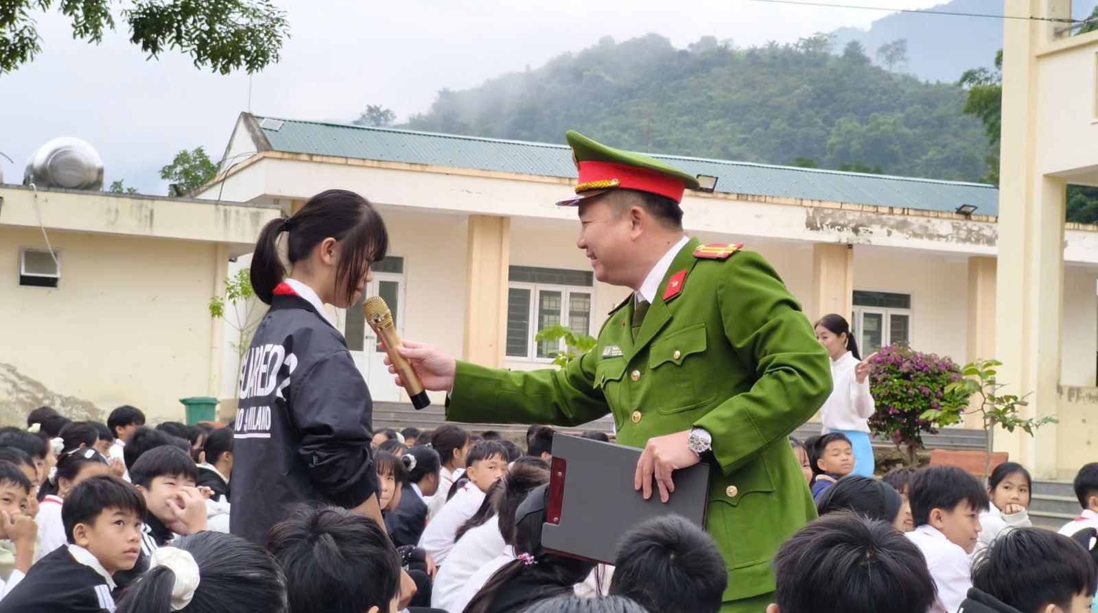 Công an xã, phường chịu trách nhiệm trực tiếp trong phòng ngừa thanh thiếu niên hư, bạo lực học đường   - Ảnh 2.