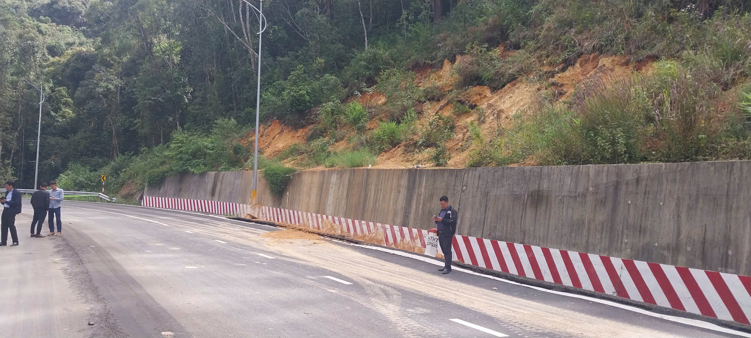 Lâm Đồng cần hơn 361 tỷ đồng xử lý hư hỏng hạ tầng giao thông sau mưa lũ- Ảnh 4.