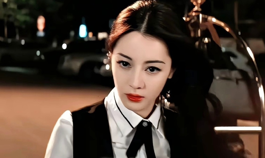 Đoạn clip về Địch Lệ Nhiệt Ba làm "bùng nổ" tranh luận - Ảnh 2.