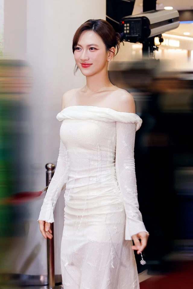 Nhan sắc đời thường của diễn viên vừa giành giải Nữ chính xuất sắc nhất tại Liên hoan phim Việt Nam - Ảnh 4.