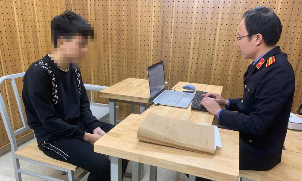 Khởi tố, bắt tạm giam nhóm "yêu râu xanh" xâm hại thiếu nữ 14 tuổi- Ảnh 1.