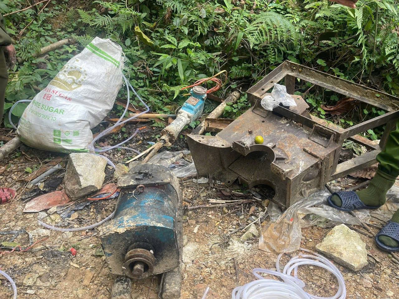 Hà Tĩnh: Lợi dụng đêm tối, các đối tượng khai thác vàng trái phép- Ảnh 2.