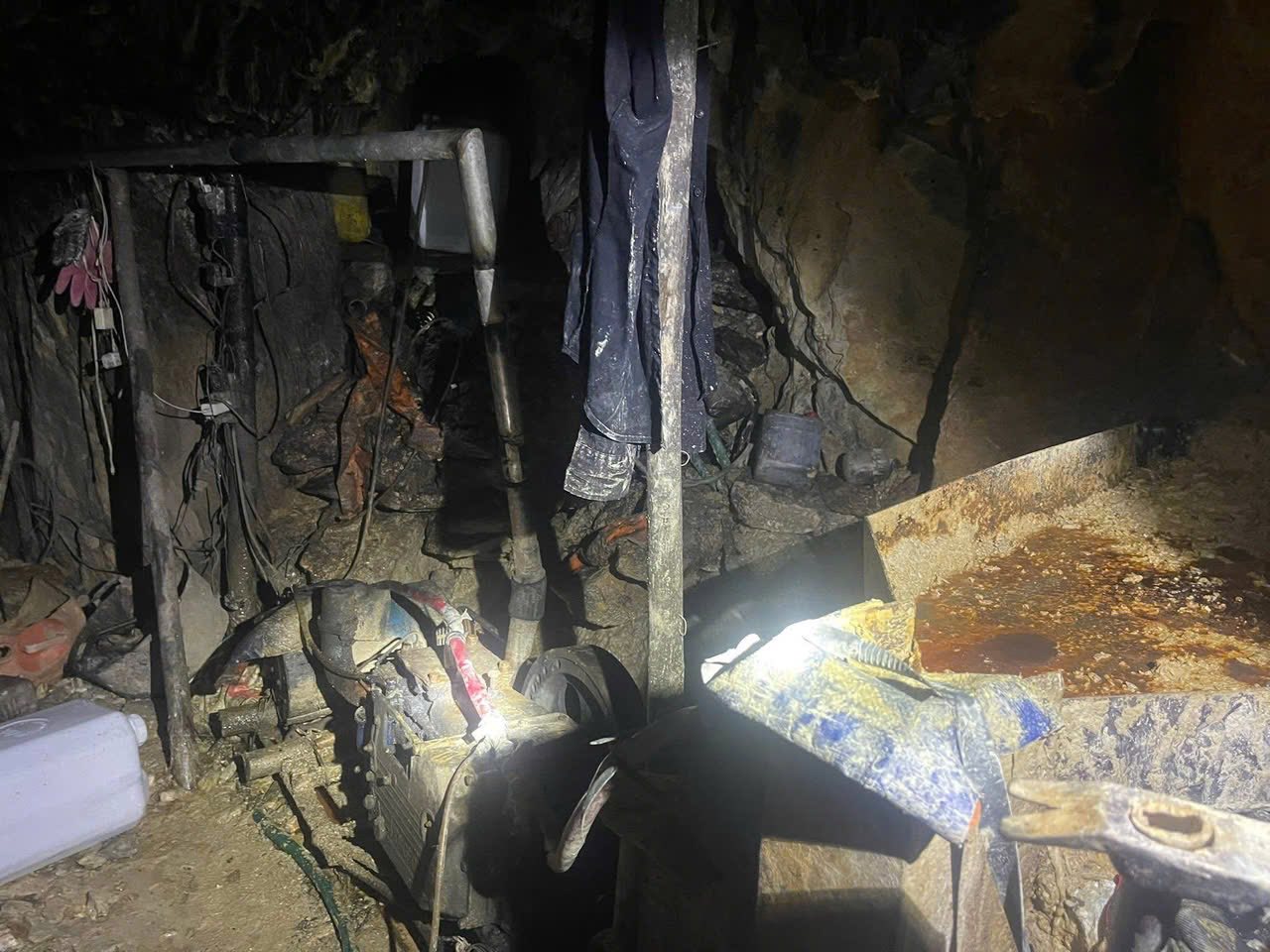 Hà Tĩnh: Lợi dụng đêm tối, các đối tượng khai thác vàng trái phép- Ảnh 3.