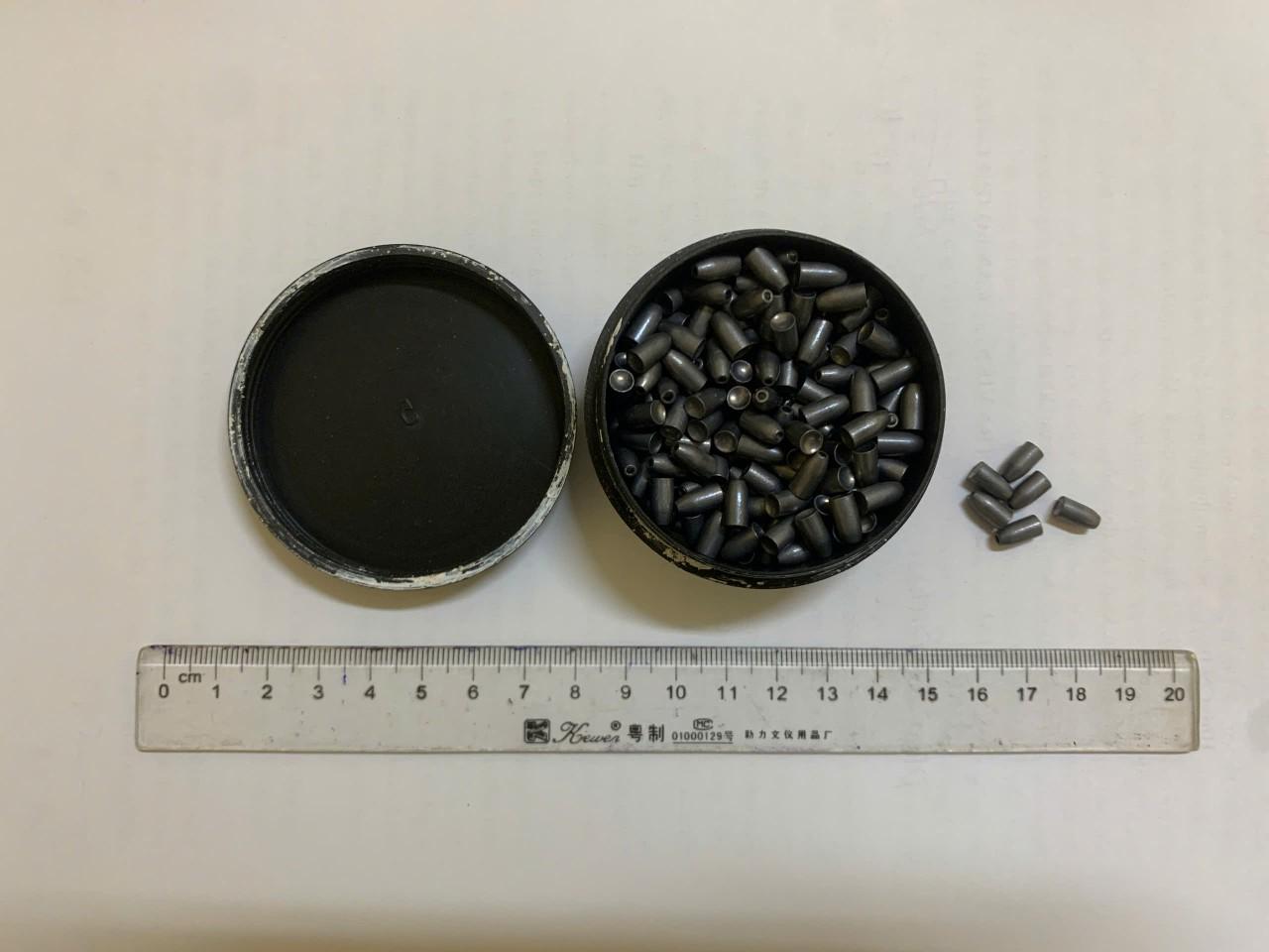 Xác minh làm rõ đối tượng tự chế súng hơi khí nén, thu giữ hơn 580 viên đạn - Ảnh 3.