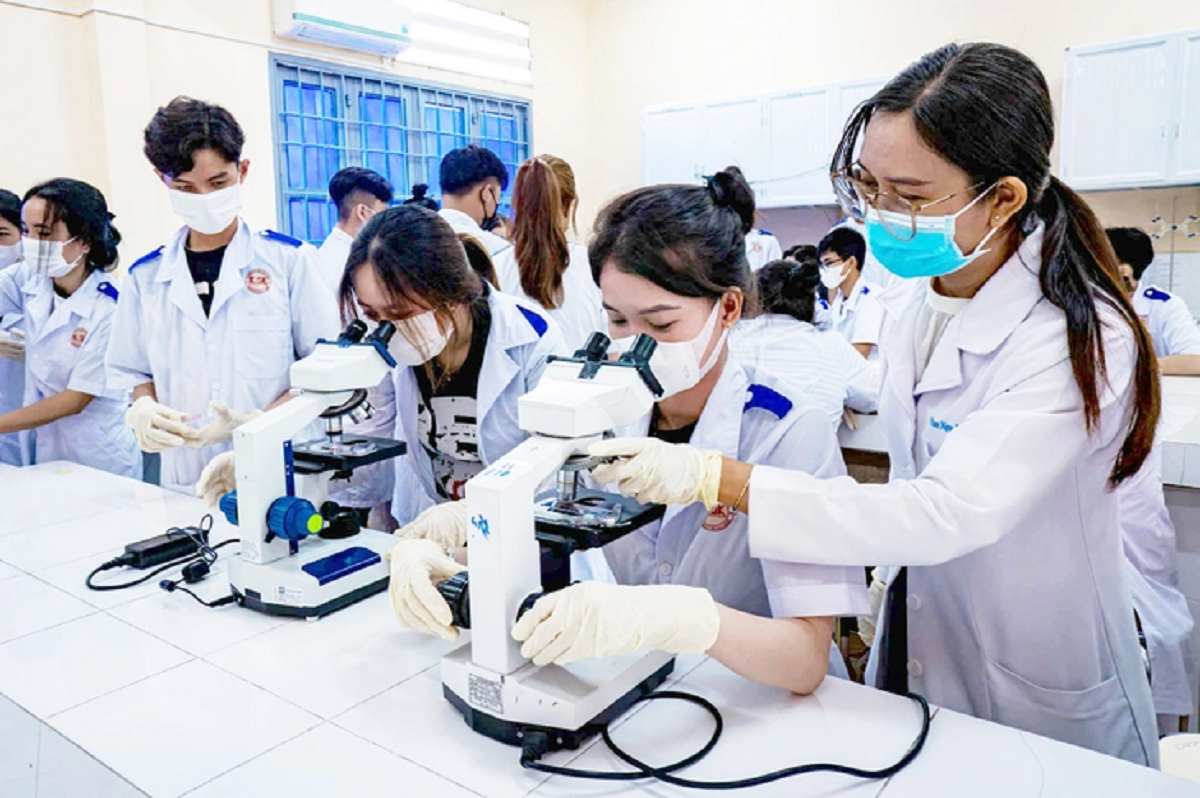Bản tin 27/11: Điểm trúng tuyển vào ngành đào tạo bác sĩ các trường là bao nhiêu?- Ảnh 1.