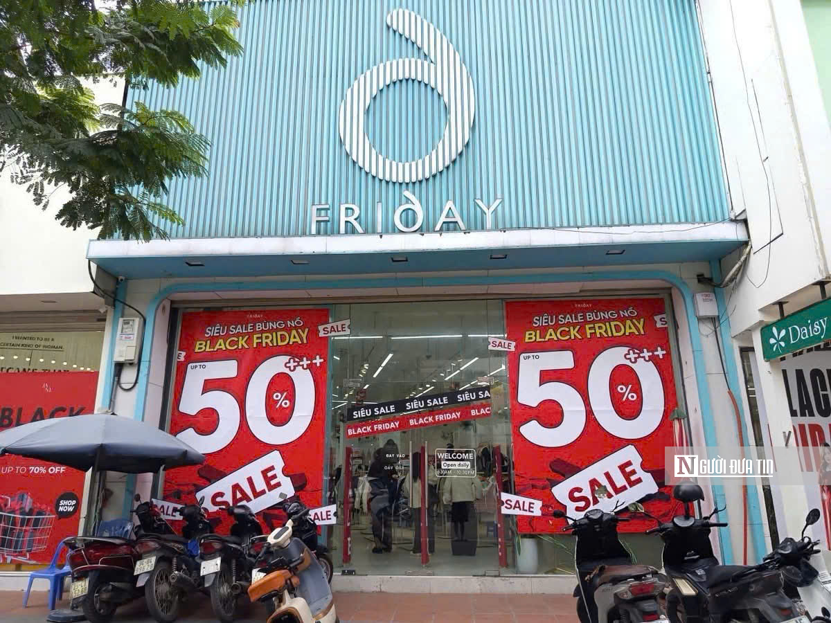 Black Friday 2025: Hà Nội nhộn nhịp, loạt cửa hàng đua giảm giá “sập sàn” - Ảnh 1.