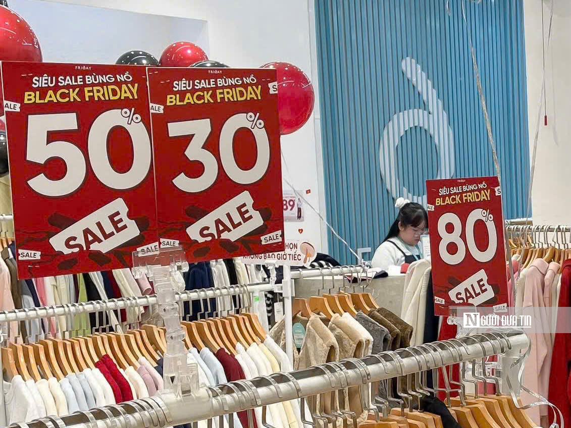 Black Friday 2025: Hà Nội nhộn nhịp, loạt cửa hàng đua giảm giá “sập sàn” - Ảnh 4.