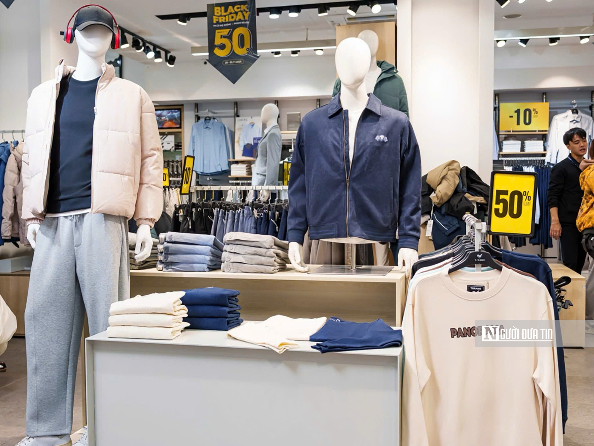 Black Friday 2025: Hà Nội nhộn nhịp, loạt cửa hàng đua giảm giá “sập sàn” - Ảnh 6.