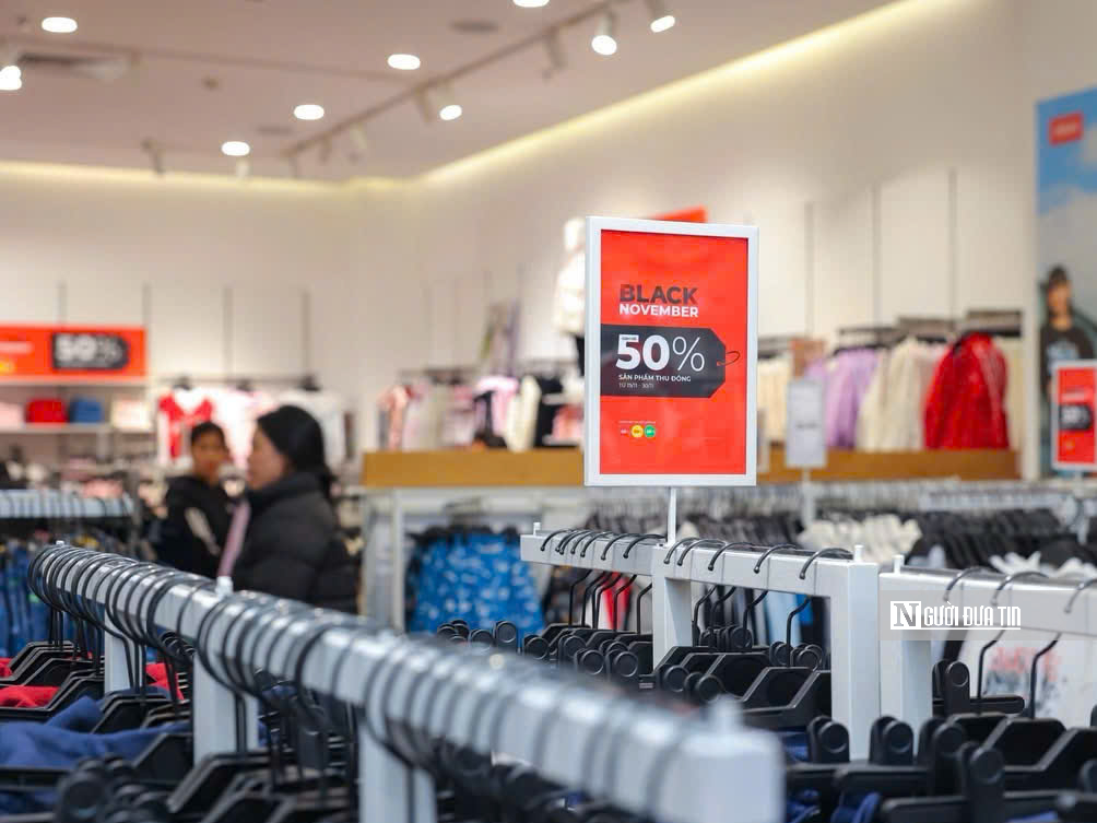 Black Friday 2025: Hà Nội nhộn nhịp, loạt cửa hàng đua giảm giá “sập sàn” - Ảnh 7.