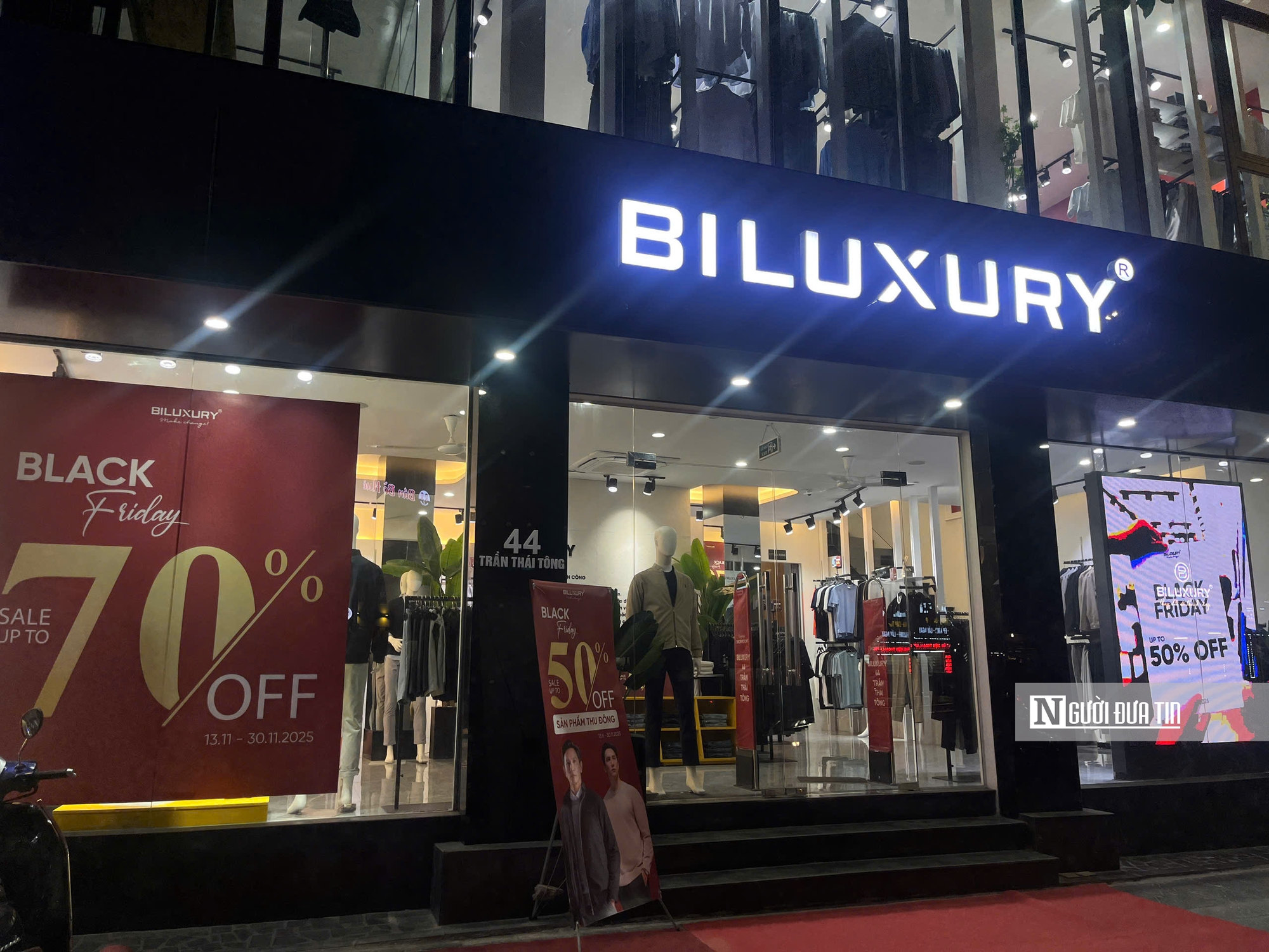 Black Friday 2025: Hà Nội nhộn nhịp, loạt cửa hàng đua giảm giá “sập sàn” - Ảnh 9.