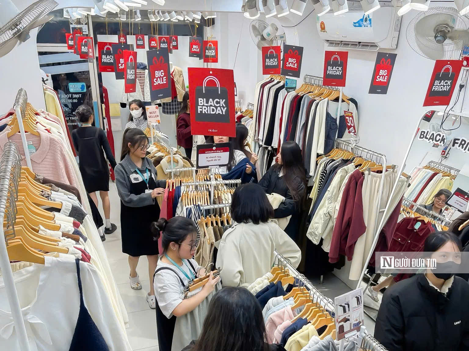 Black Friday 2025: Hà Nội nhộn nhịp, loạt cửa hàng đua giảm giá “sập sàn” - Ảnh 10.