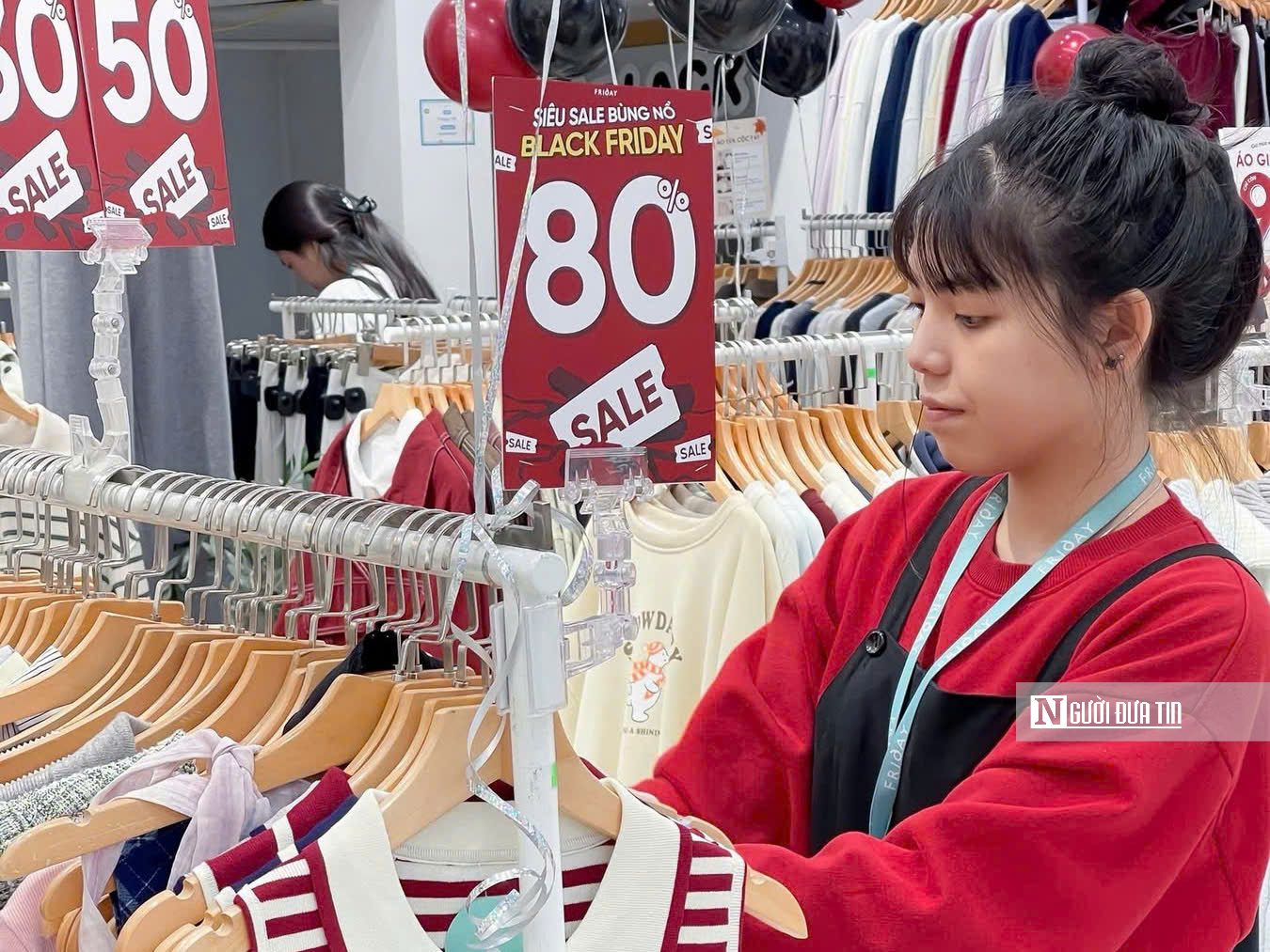 Black Friday 2025: Hà Nội nhộn nhịp, loạt cửa hàng đua giảm giá “sập sàn” - Ảnh 13.