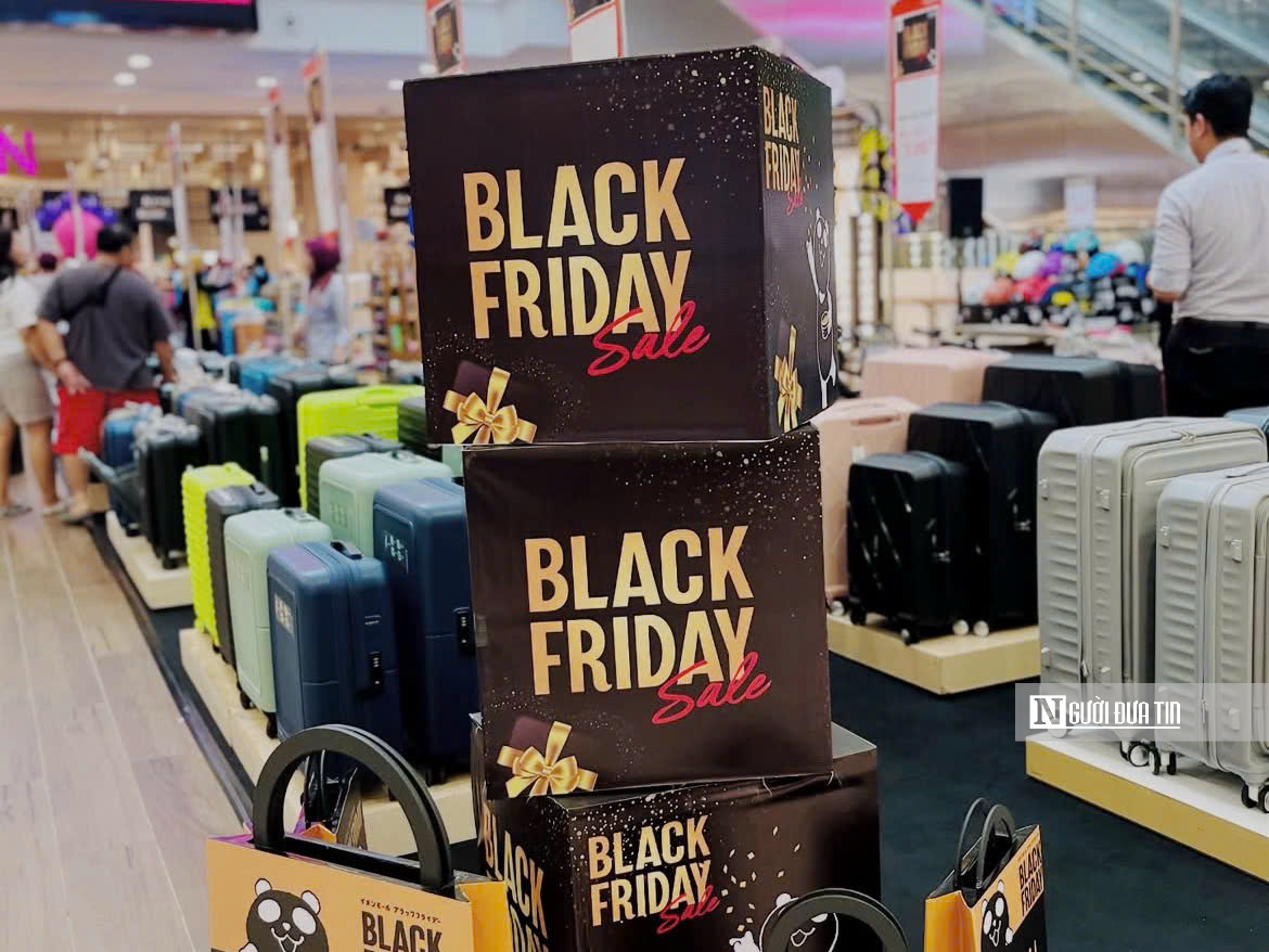 Black Friday 2025: Hà Nội nhộn nhịp, loạt cửa hàng đua giảm giá “sập sàn” - Ảnh 17.