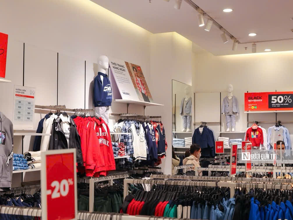 Black Friday 2025: Hà Nội nhộn nhịp, loạt cửa hàng đua giảm giá “sập sàn” - Ảnh 2.