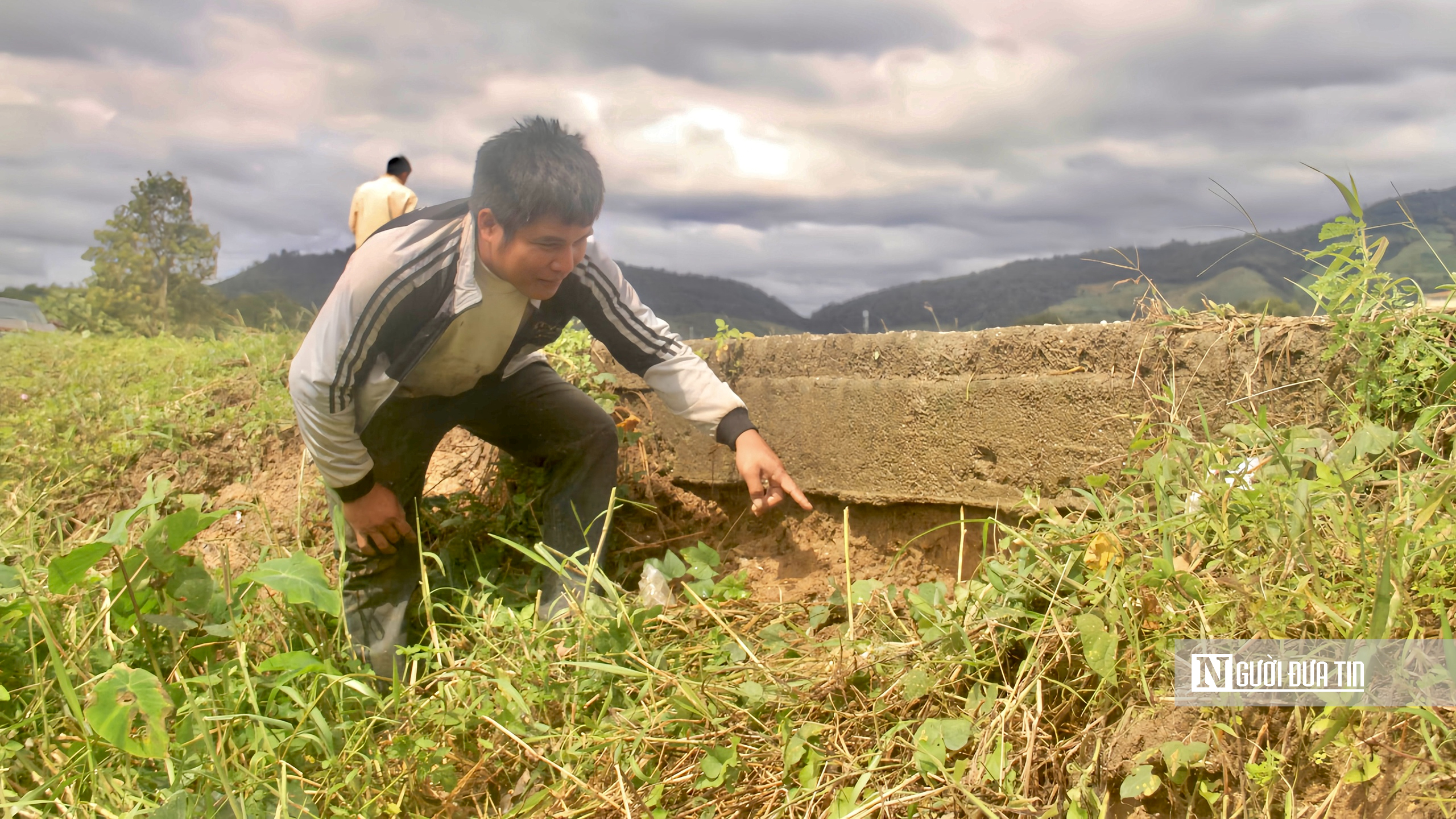 Làng vùng cao Quảng Ngãi oằn mình trước nỗi lo đất sạt lở bủa vây - Ảnh 9.
