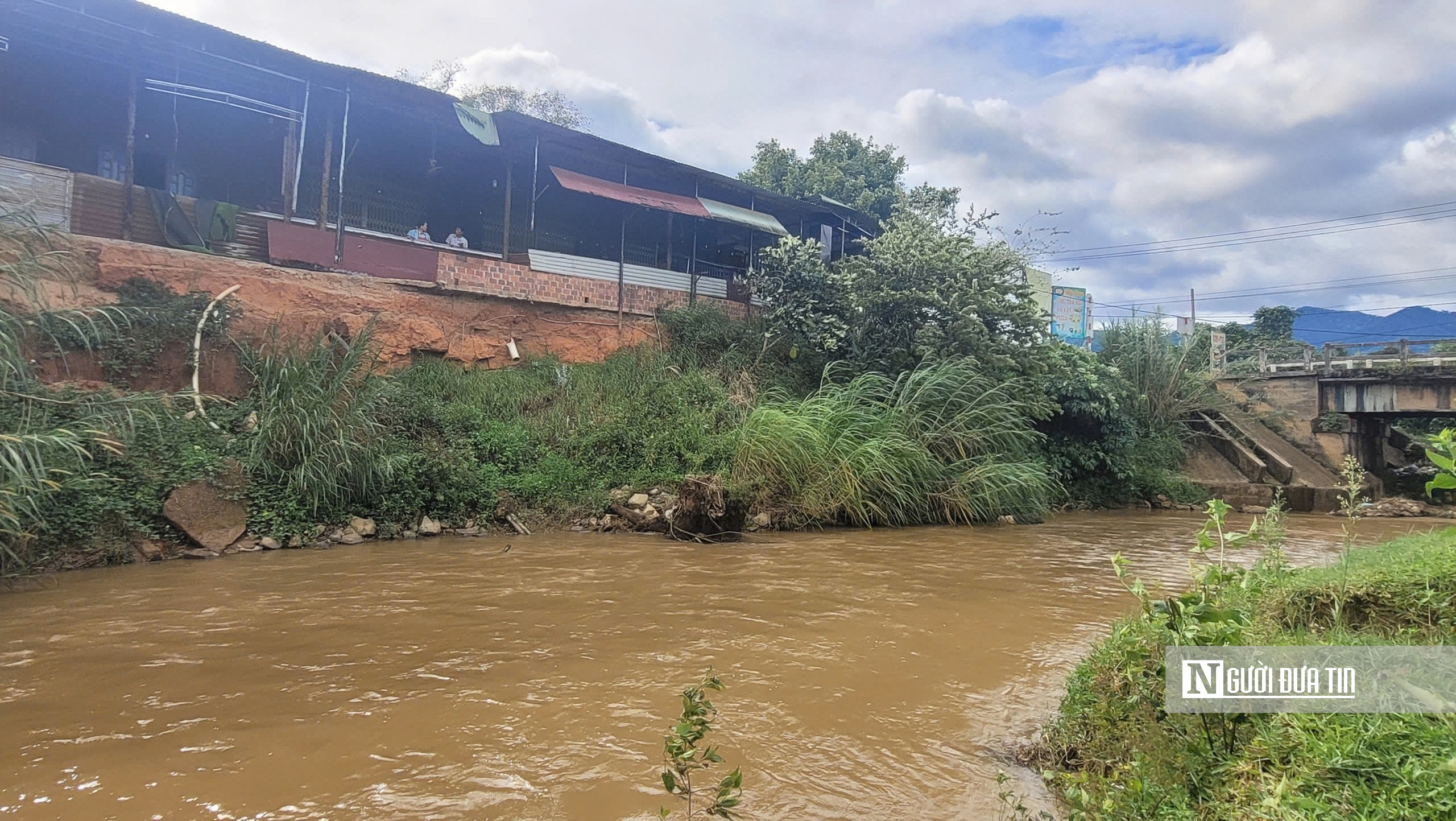 Làng vùng cao Quảng Ngãi oằn mình trước nỗi lo đất sạt lở bủa vây - Ảnh 1.