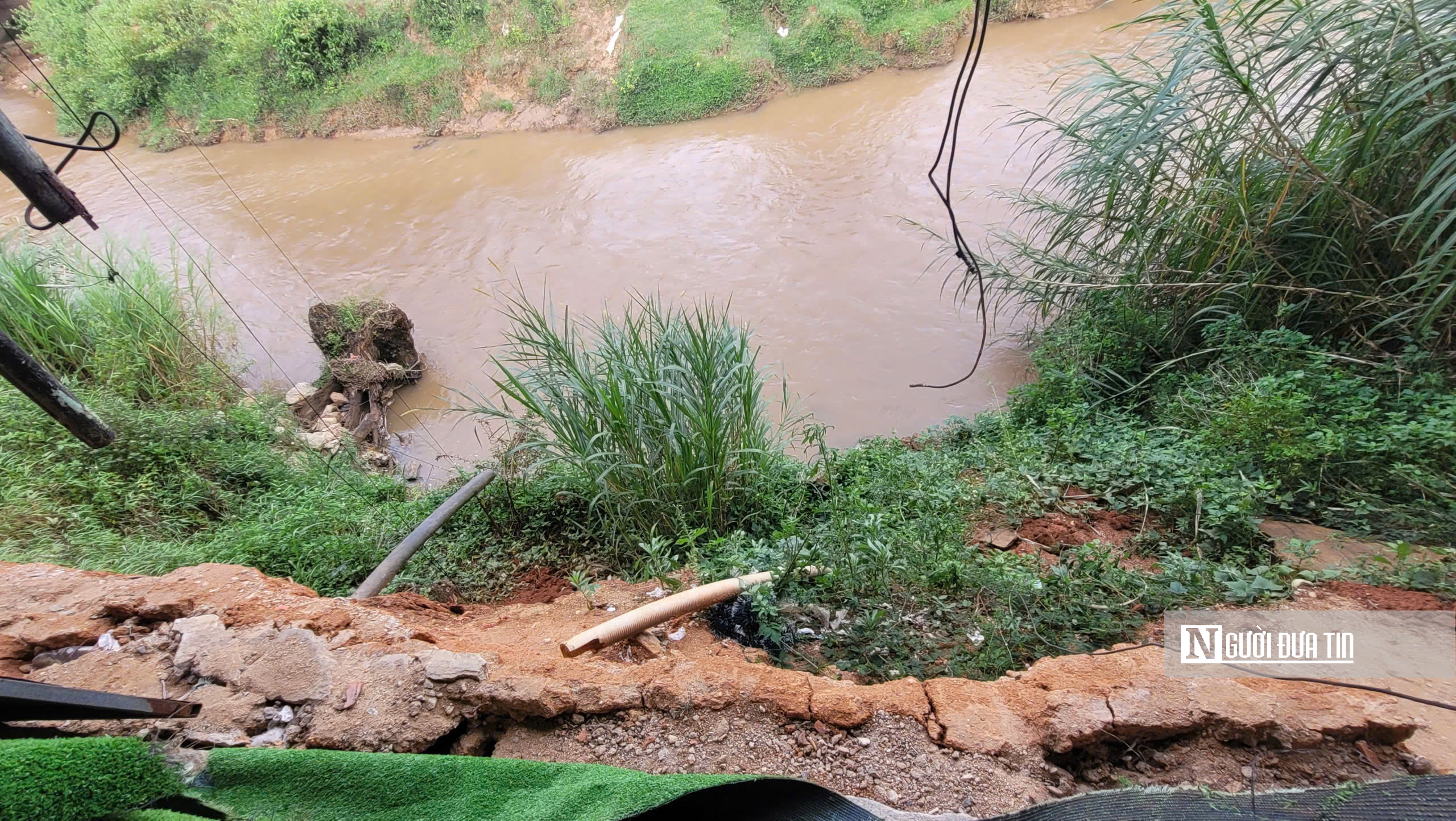 Làng vùng cao Quảng Ngãi oằn mình trước nỗi lo đất sạt lở bủa vây - Ảnh 2.