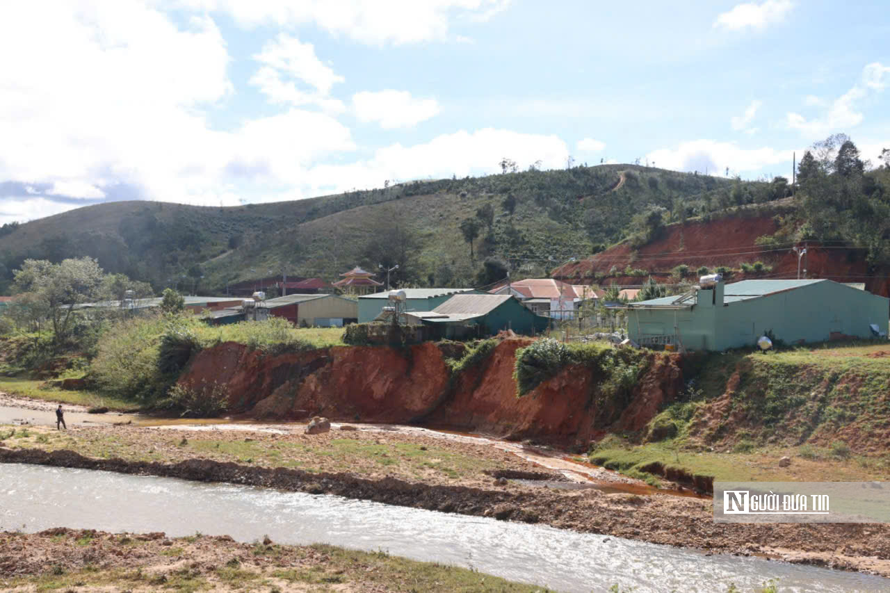 Làng vùng cao Quảng Ngãi oằn mình trước nỗi lo đất sạt lở bủa vây - Ảnh 6.
