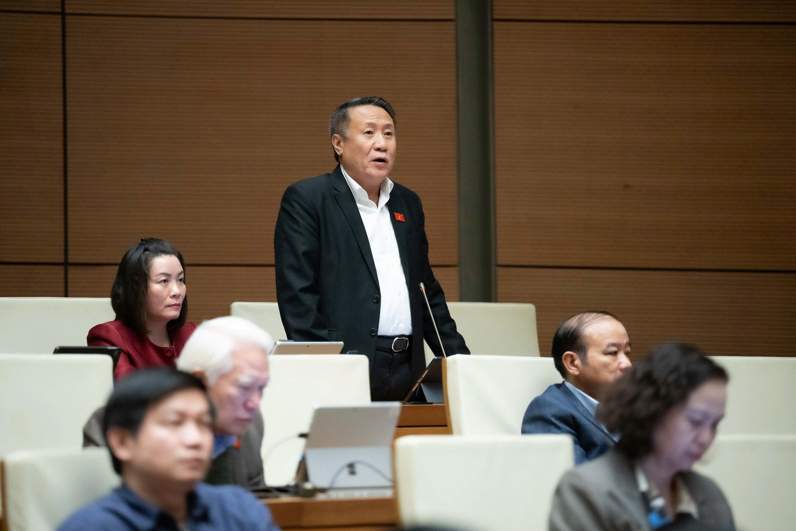 Trong lũ lụt khẩn cấp, sẵn sàng xuất cấp lương thực khi có nhu cầu, không vướng thủ tục - Ảnh 1.