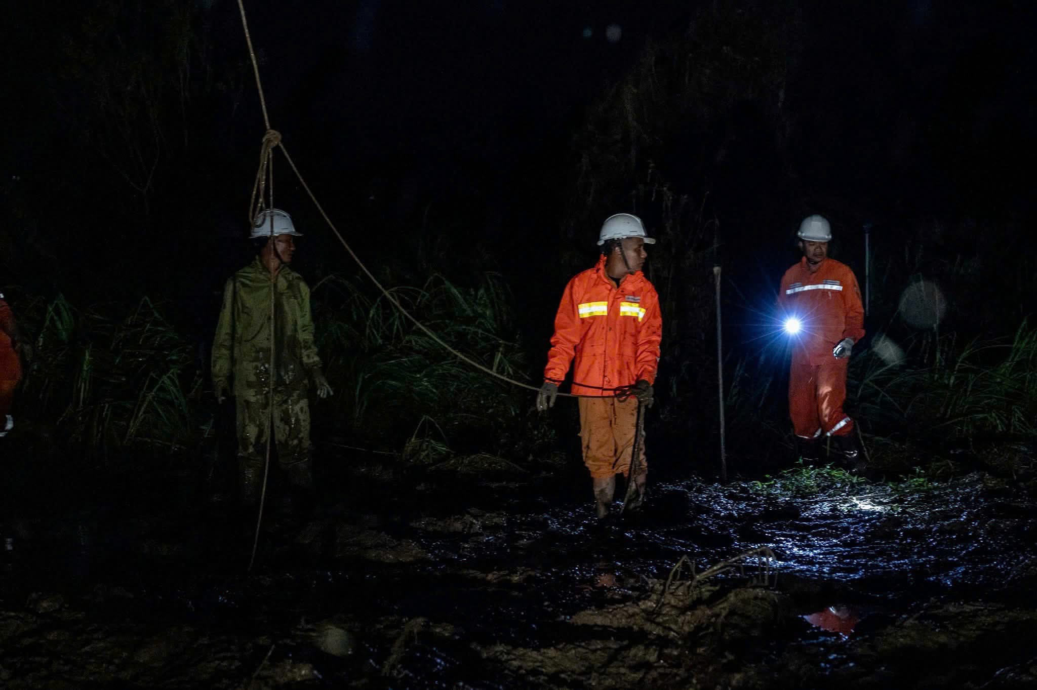 Dự kiến đóng điện hoàn toàn cho 100% hộ dân vùng lũ Đắk Lắk trong ngày 26/11- Ảnh 4.