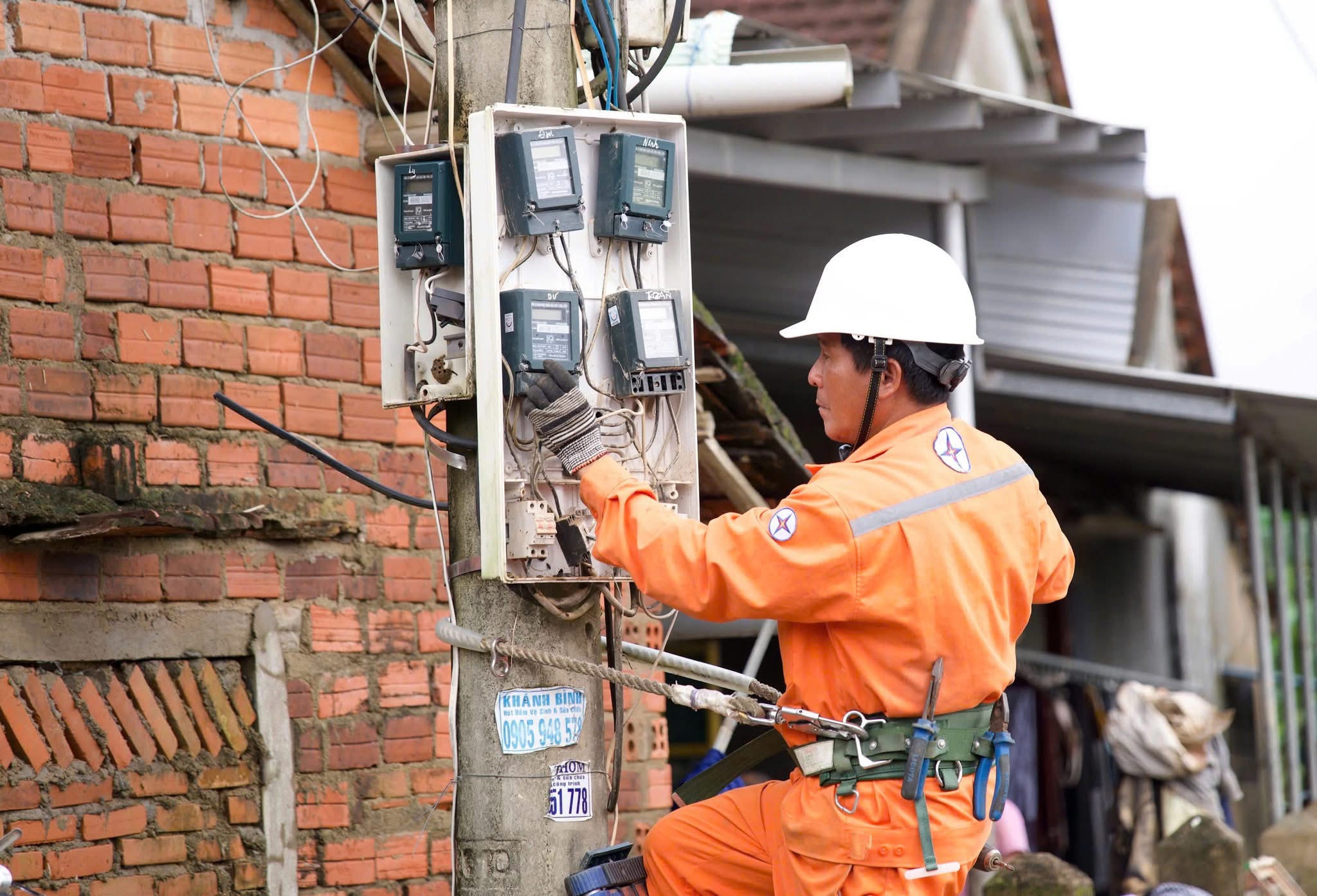 Dự kiến đóng điện hoàn toàn cho 100% hộ dân vùng lũ Đắk Lắk trong ngày 26/11- Ảnh 1.