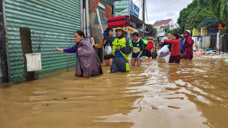 Hỗ trợ mỗi học sinh vùng bị ngập lụt 300.000 đồng mua đồng phục - Ảnh 1.