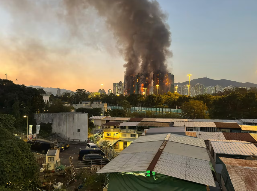 Hỏa hoạn nghiêm trọng ở Hồng Kông: Lửa vẫn bùng phát dữ dội, hàng chục người thương vong- Ảnh 1.